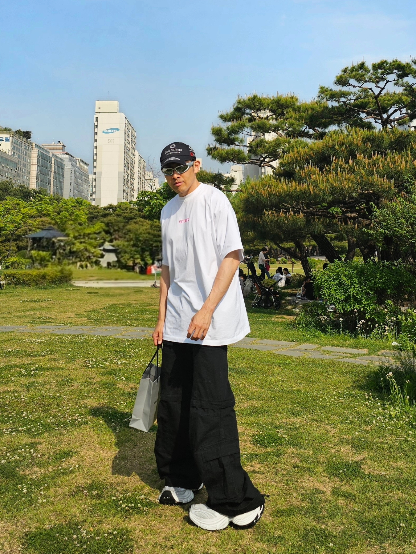 Balenciaga Top League Cap White, Balenciaga Flared Cargo Pants Black 착용 스타일 - 2