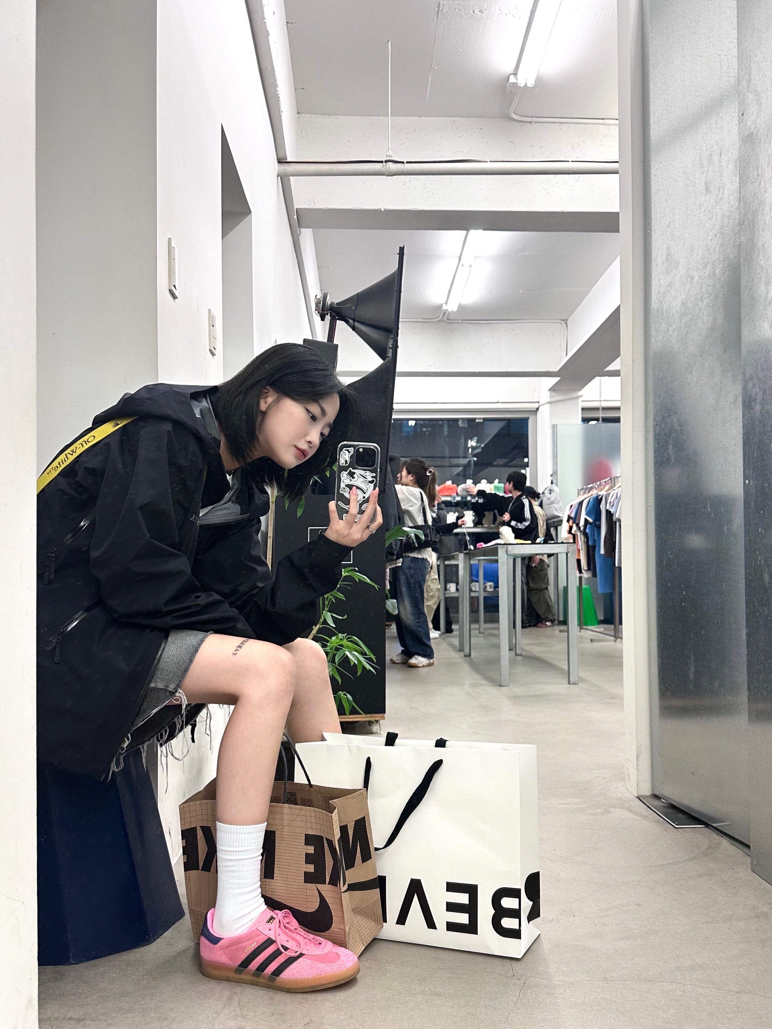 (W) Adidas Gazelle Indoor Bliss Pink, Arc'teryx Beta LT Jacket Black 착용 스타일