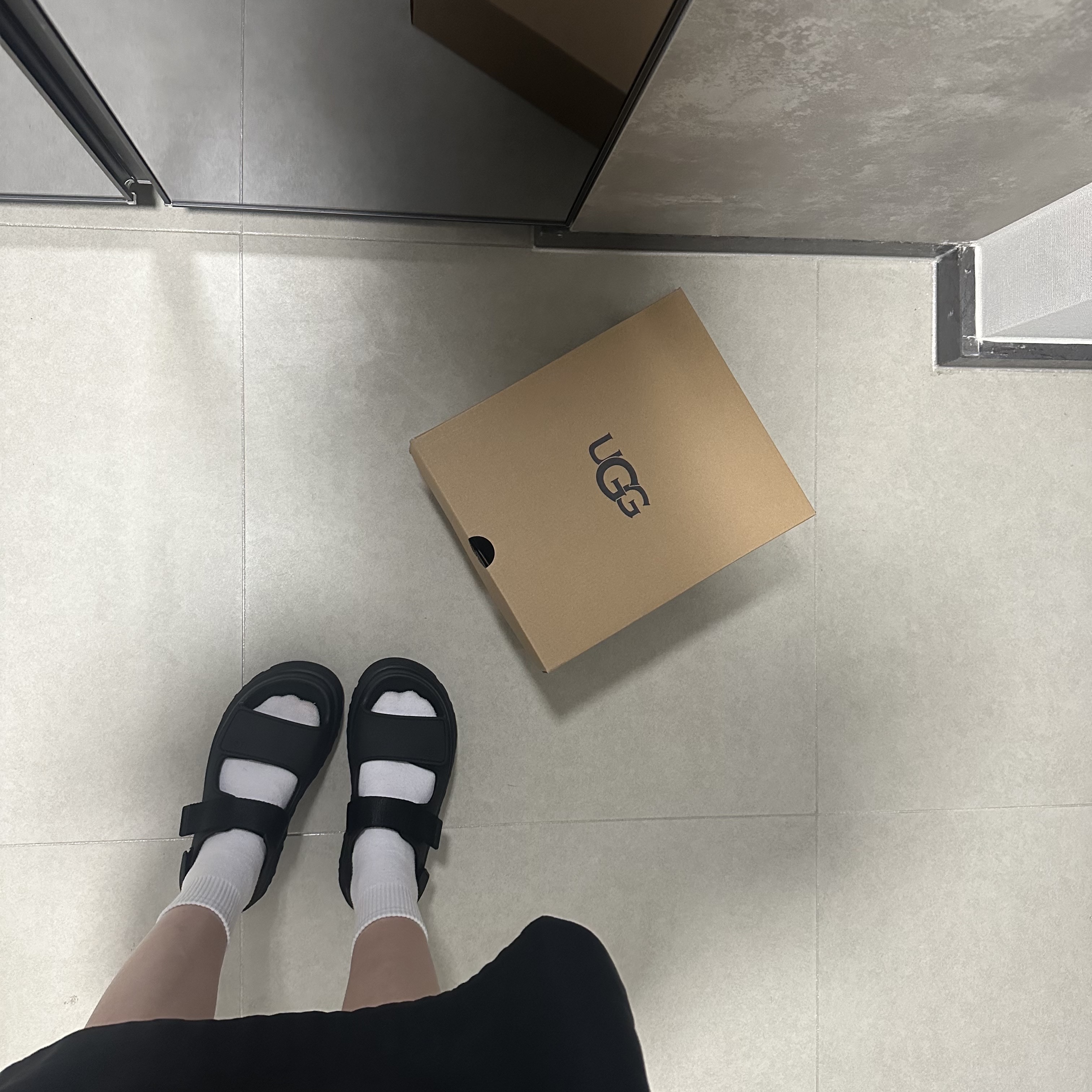 (W) UGG GoldenGlow Black 착용 스타일 - 1