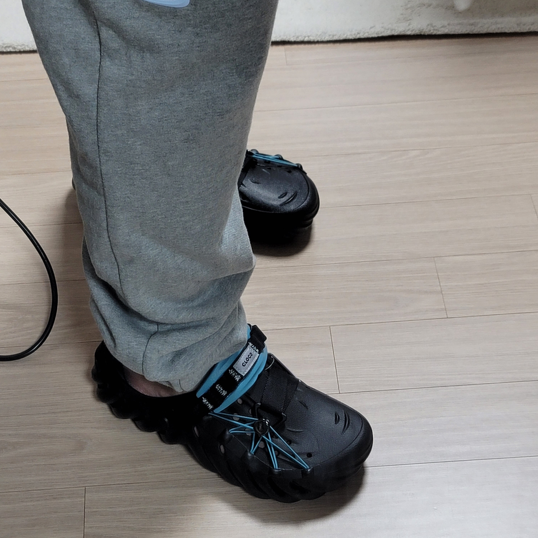 Crocs Echo Lockdown Clog Black 착용 스타일 - 1