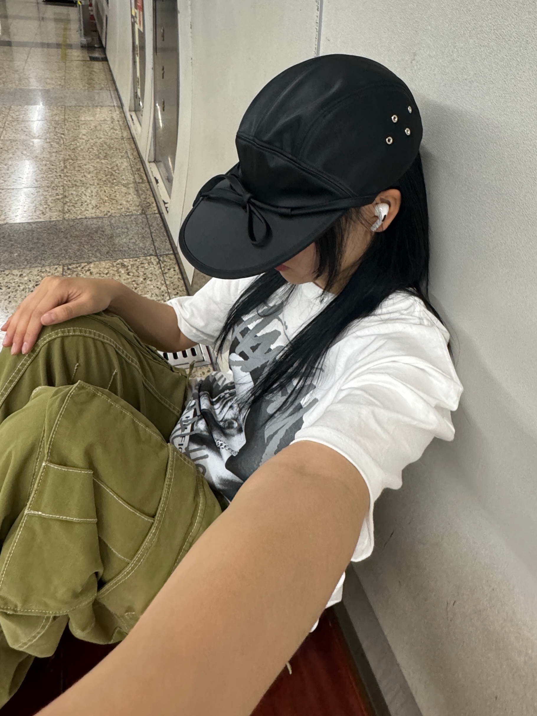 YOUCHE QS Duck Cap Black, Stussy x Goldie Metalheadz 30 T-Shirt White 착용 스타일
