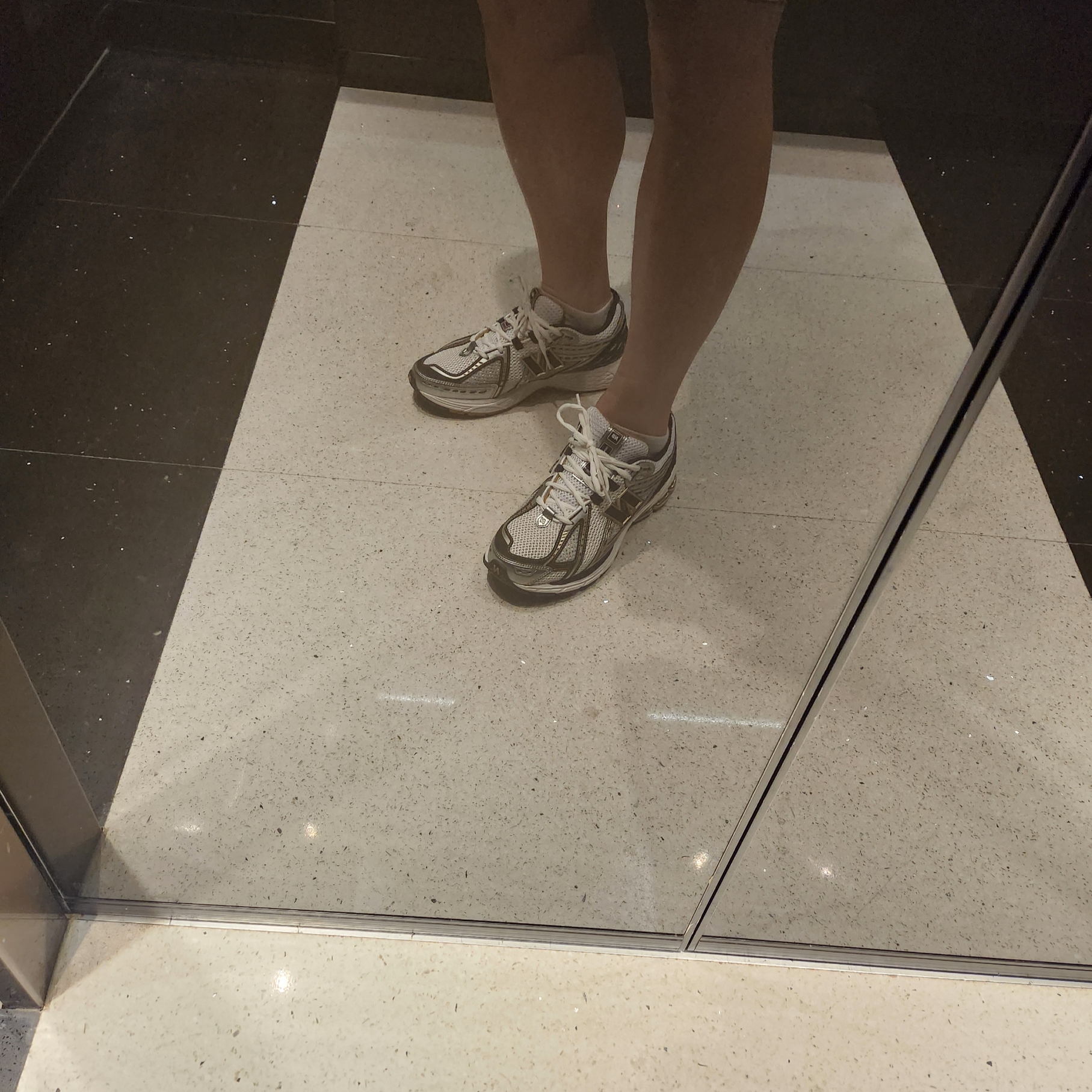 New Balance 1906R White Gold 착용 스타일