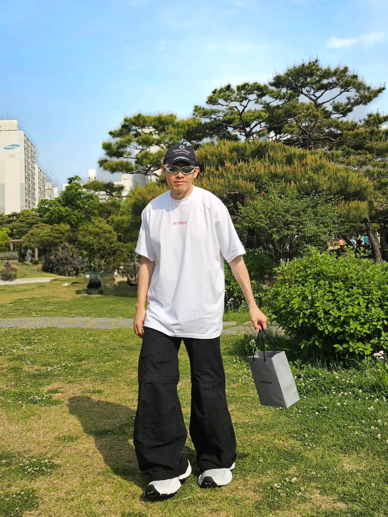 Balenciaga Top League Cap White, Balenciaga Flared Cargo Pants Black 착용 스타일 - 3