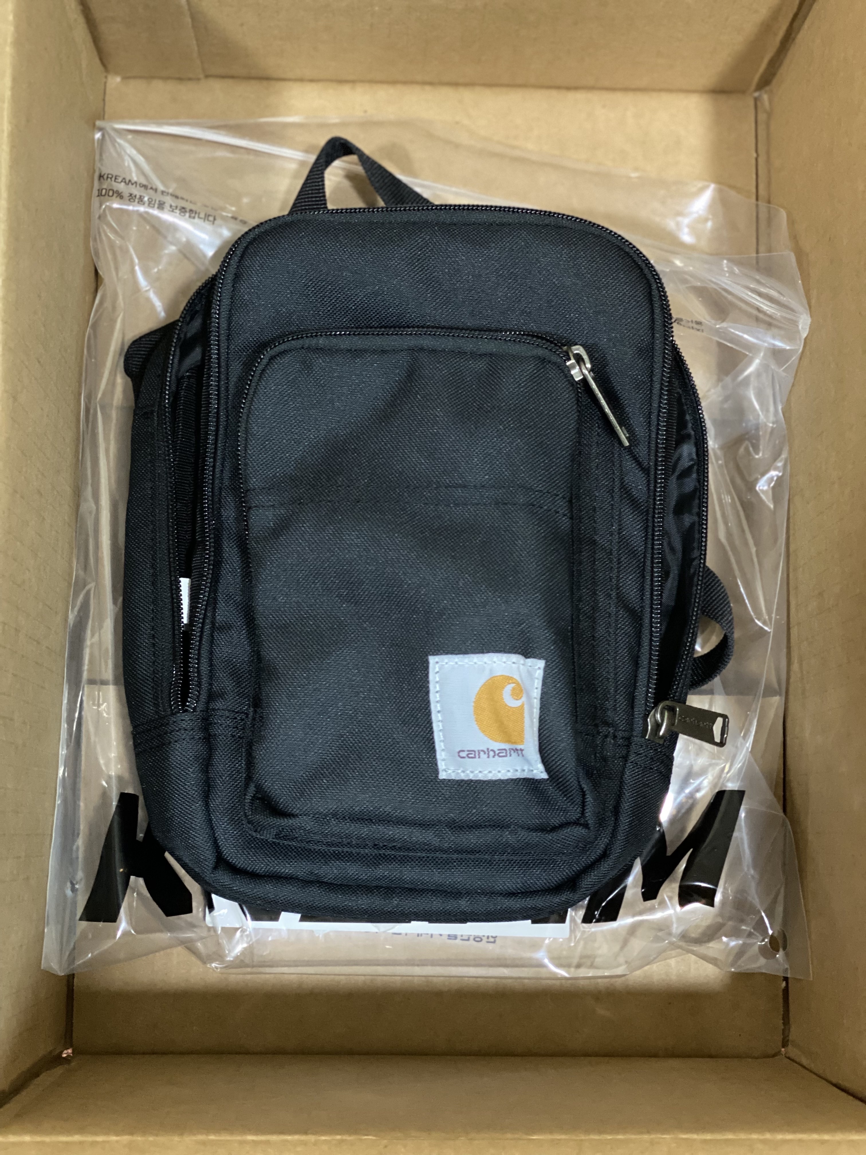 Carhartt Crossbody Zip Bag Black 착용 스타일