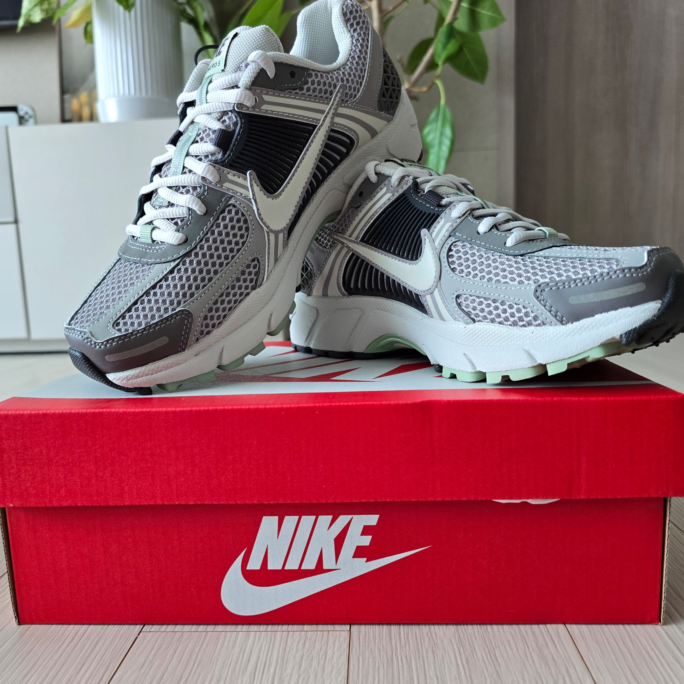 (W) Nike Zoom Vomero 5 Cobblestone and Flat Pewter 착용 스타일 - 2