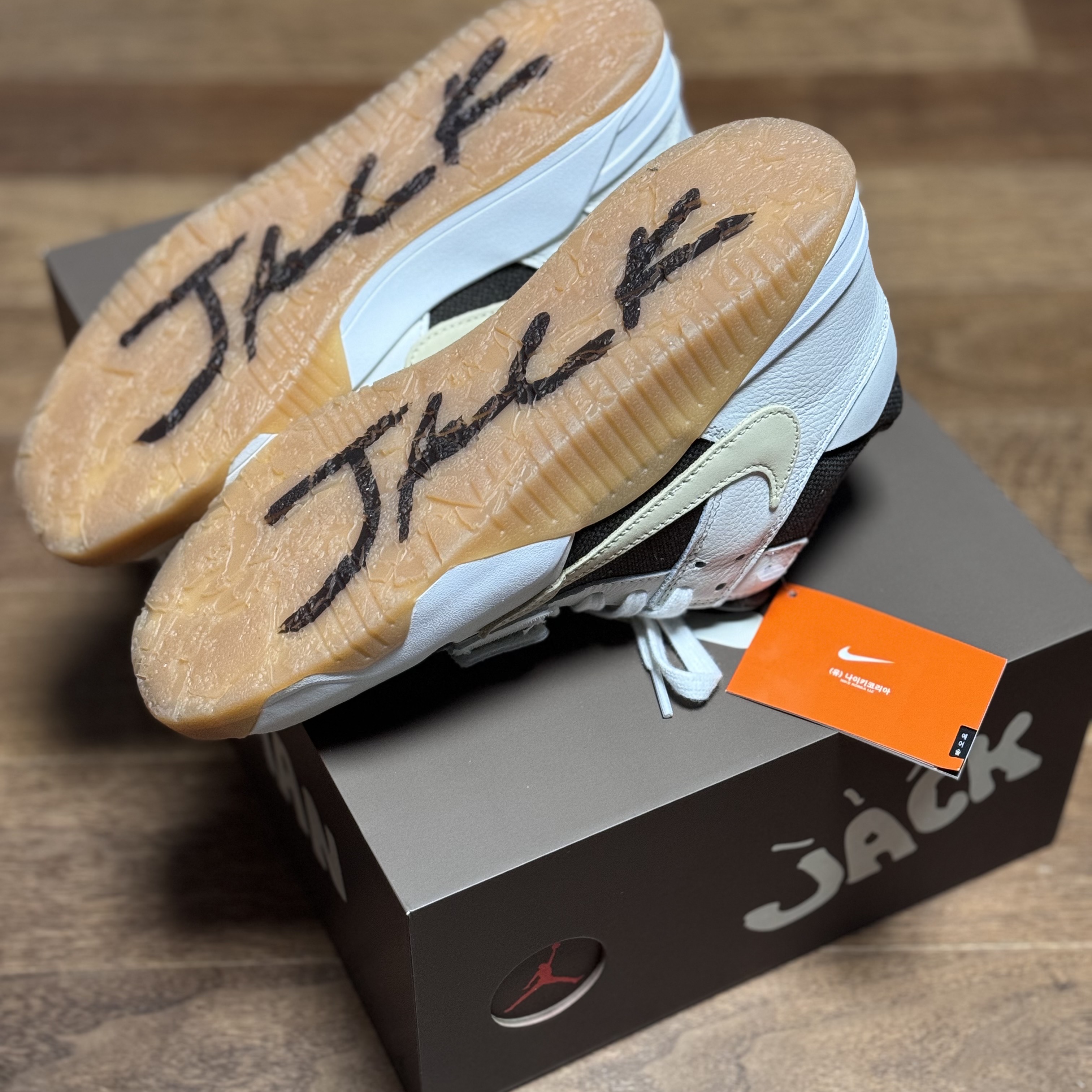 Jordan x Travis Scott Jumpman Jack TR Sail and Dark Mocha 착용 스타일 - 4