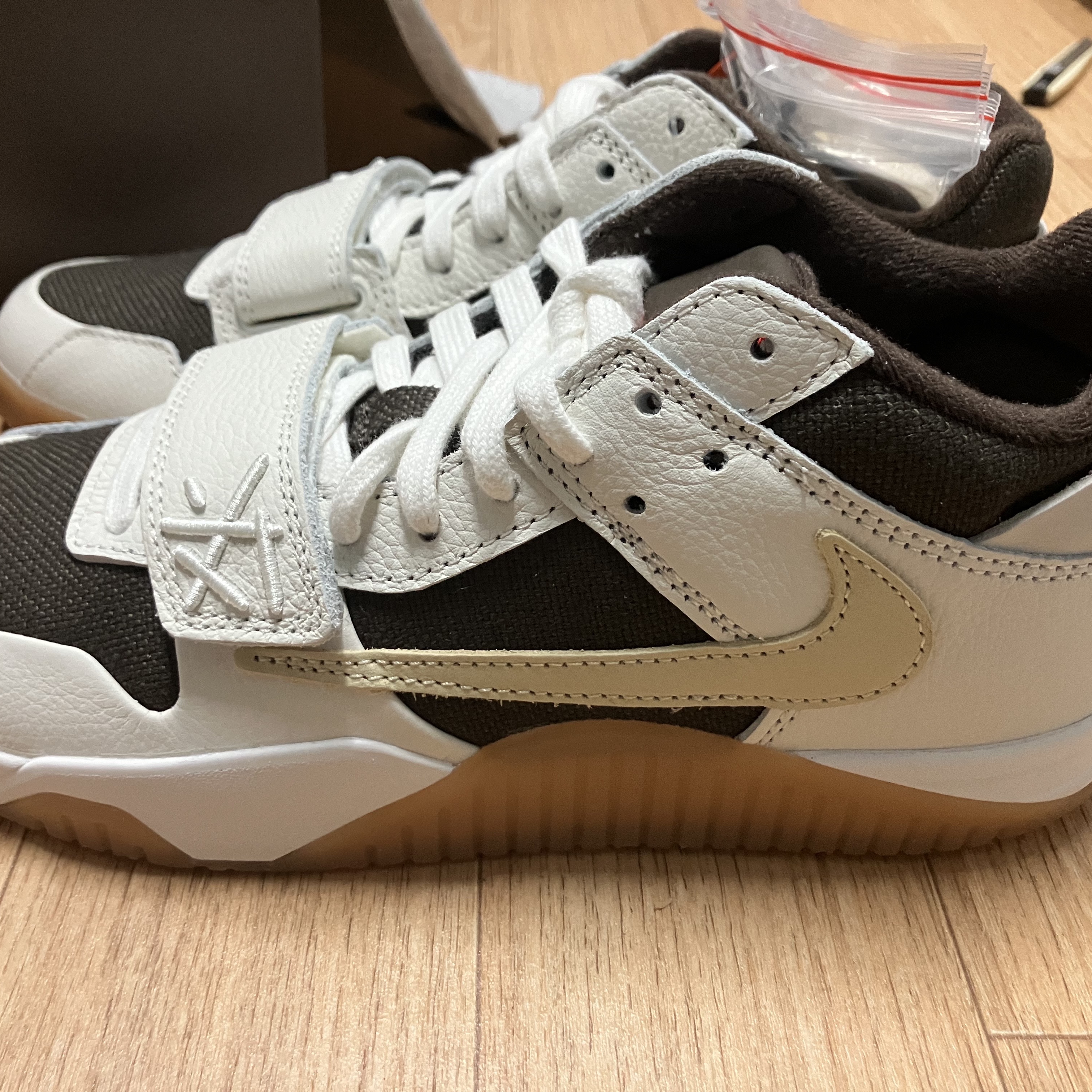Jordan x Travis Scott Jumpman Jack TR Sail and Dark Mocha 착용 스타일 - 9