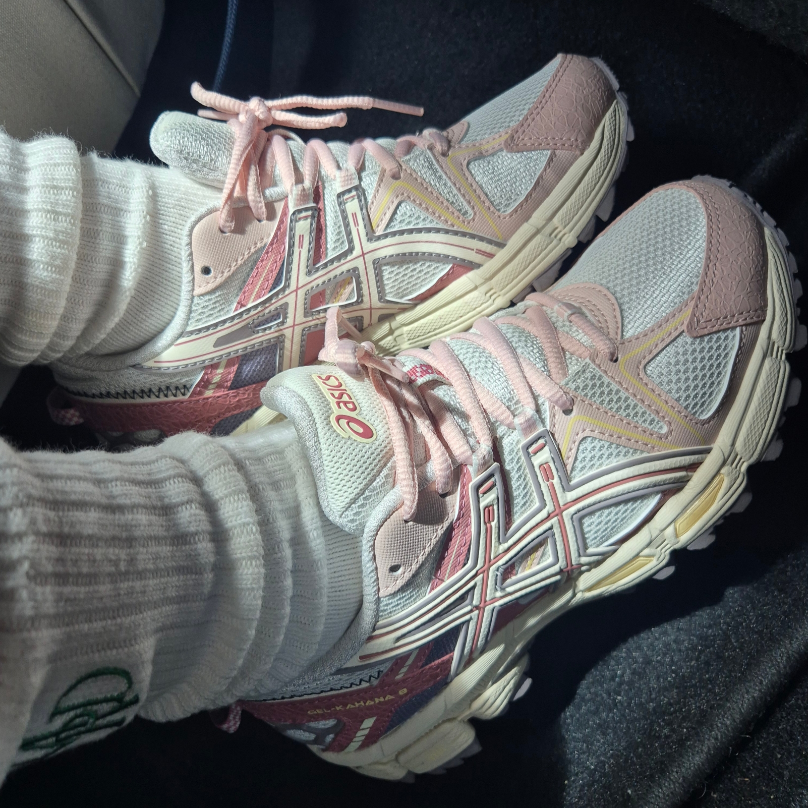 (W) Asics Gel-Kahana 8 White Pink 착용 스타일 - 2