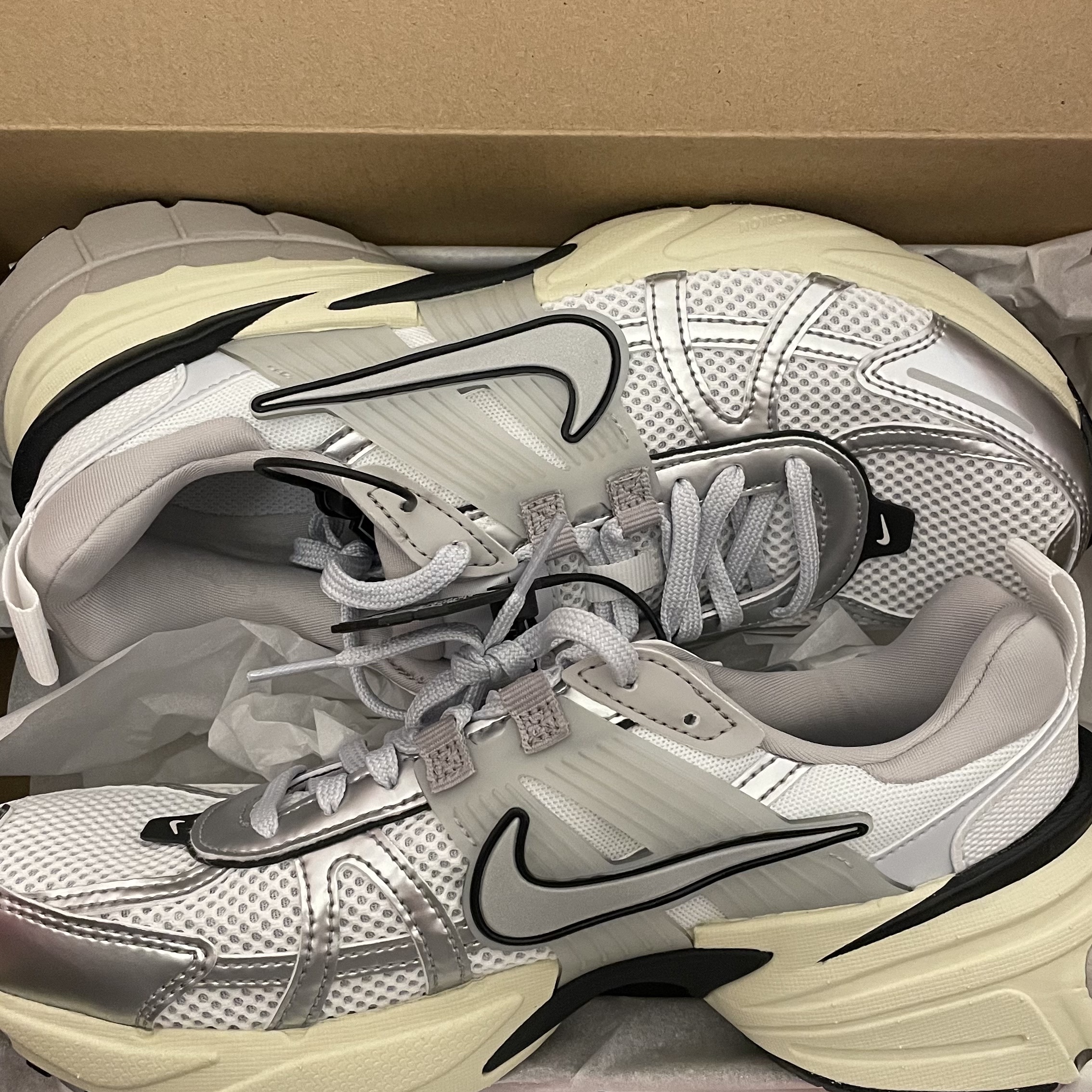 Nike V2K Run Summit White Metallic Silver 착용 스타일