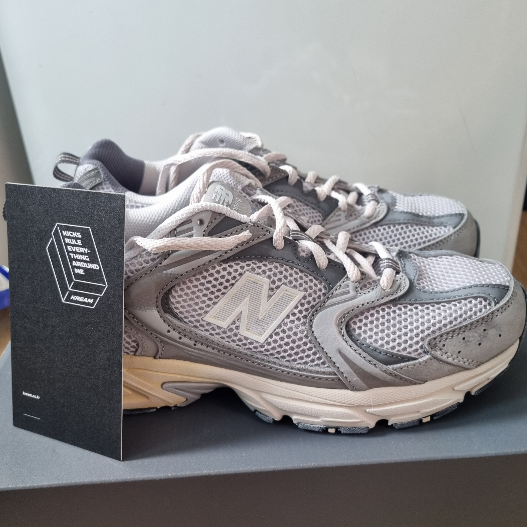 New Balance 530 Premium Vintage Grey Matter 착용 스타일