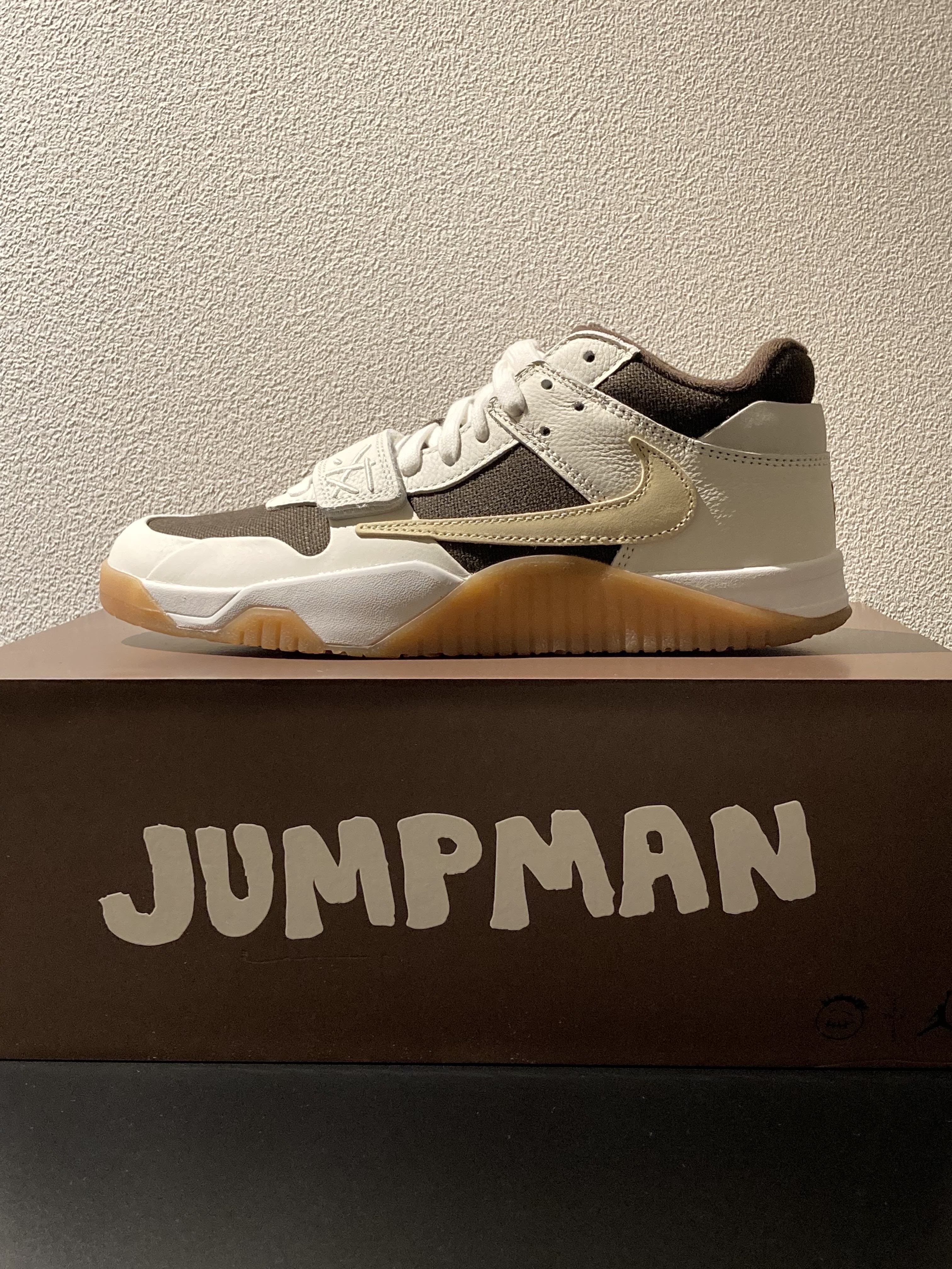 Jordan x Travis Scott Jumpman Jack TR Sail and Dark Mocha 착용 스타일 - 2