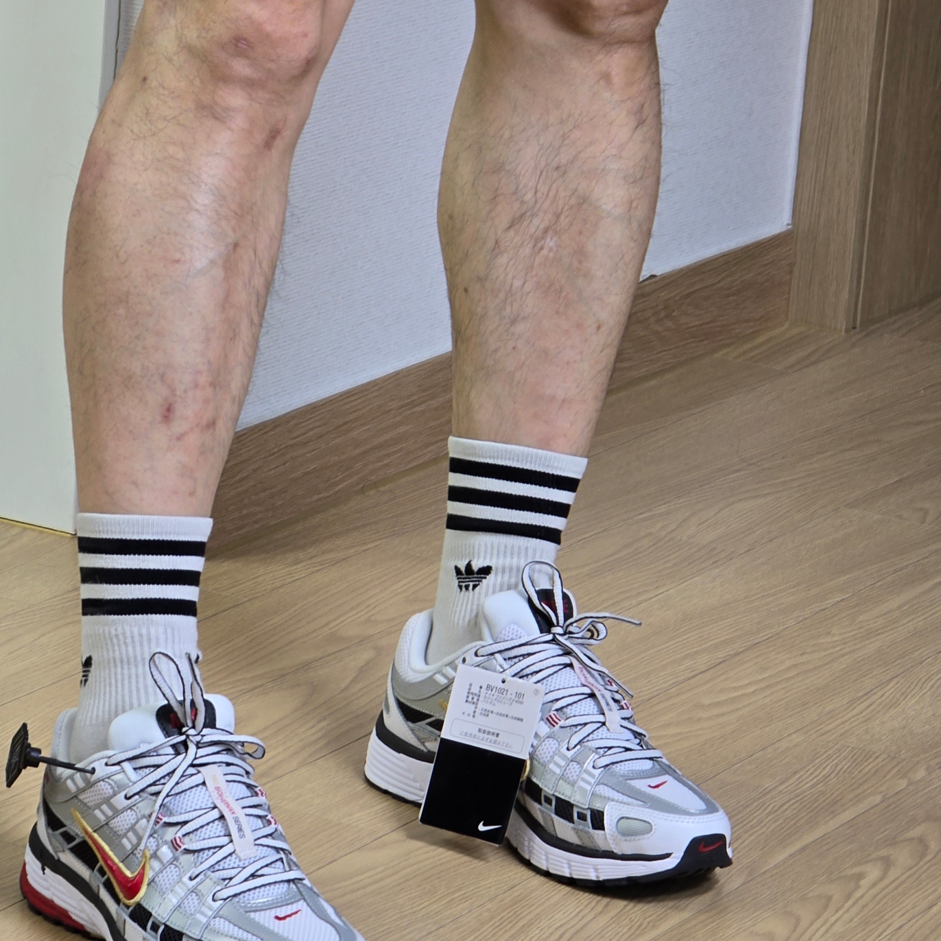 (W) Nike P-6000 Metallic Silver Red 착용 스타일 - 3