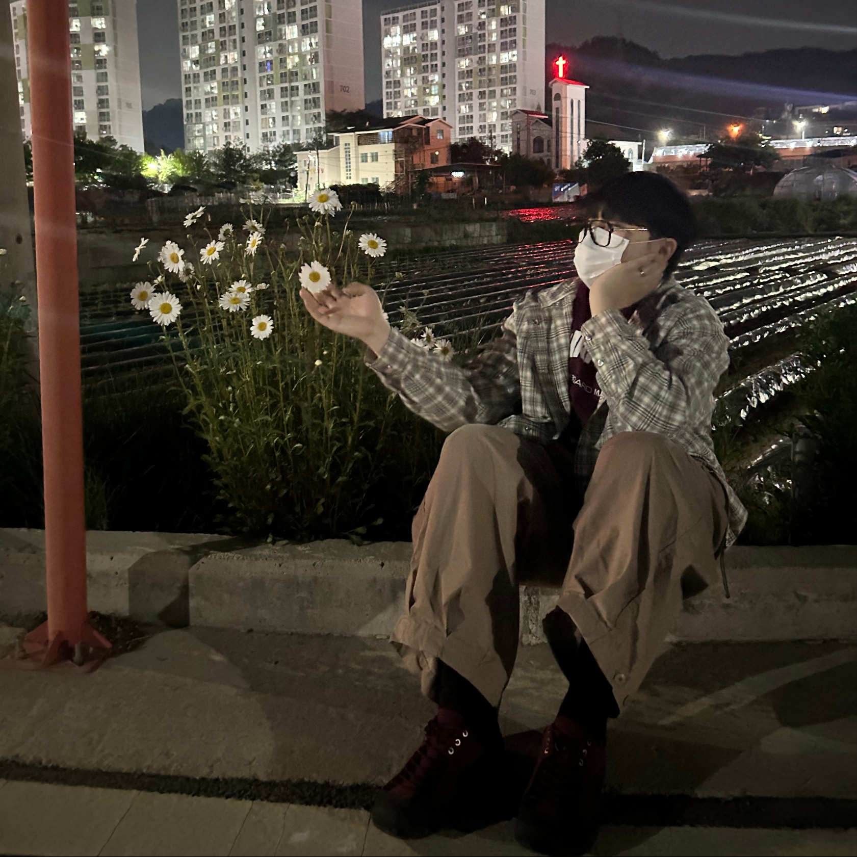 Keen x Hiking Patrol Jasper Rocks SP Sneakers Phantasmal Red, Thrasher Skate Mag T-Shirts Burgendy 착용 스타일 - 1