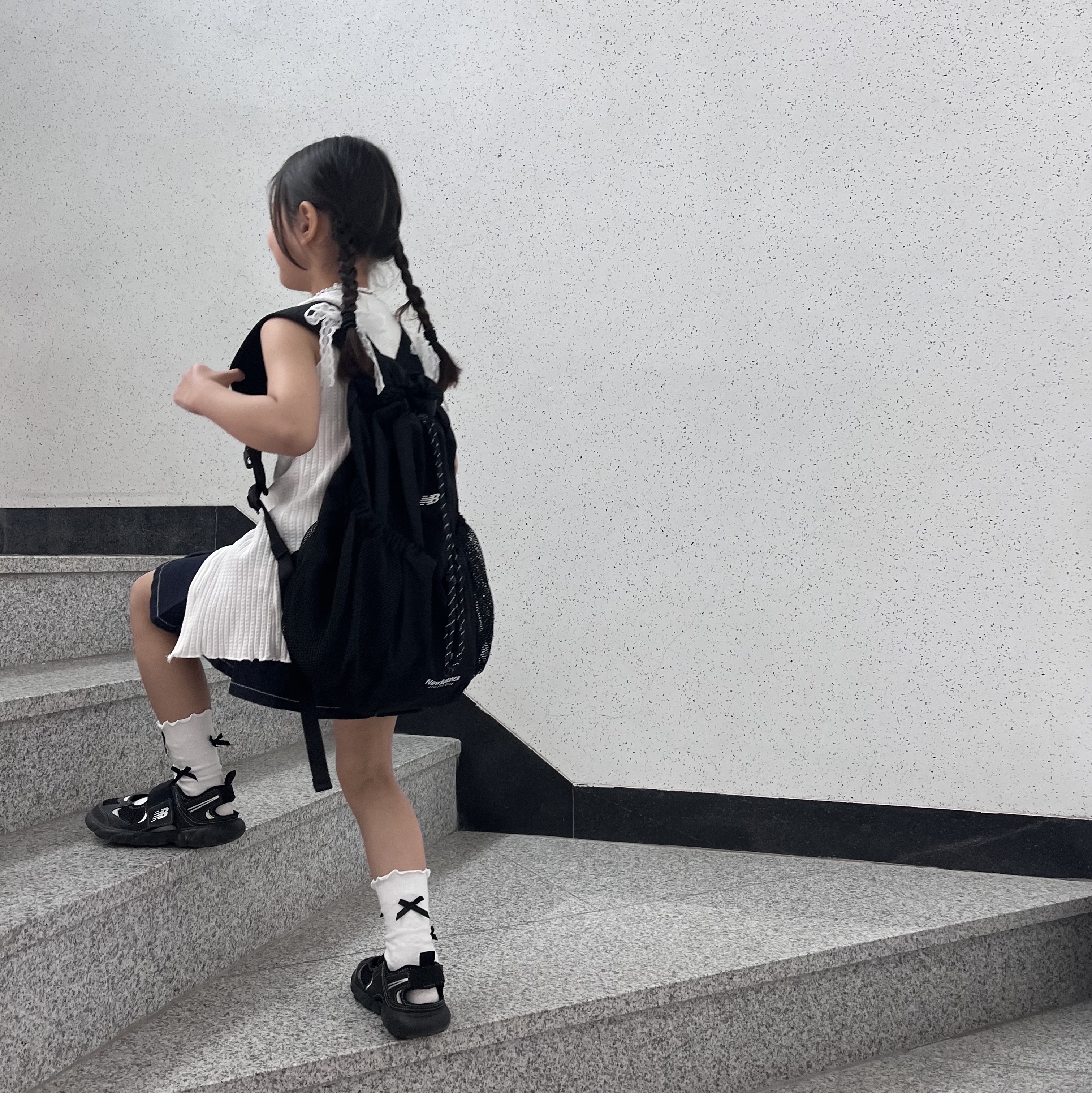 (Kids) New Balance Freedle 920 Sandal Black, (Kids) New Balance Freedle 920 Sandal Silver 착용 스타일 - 2