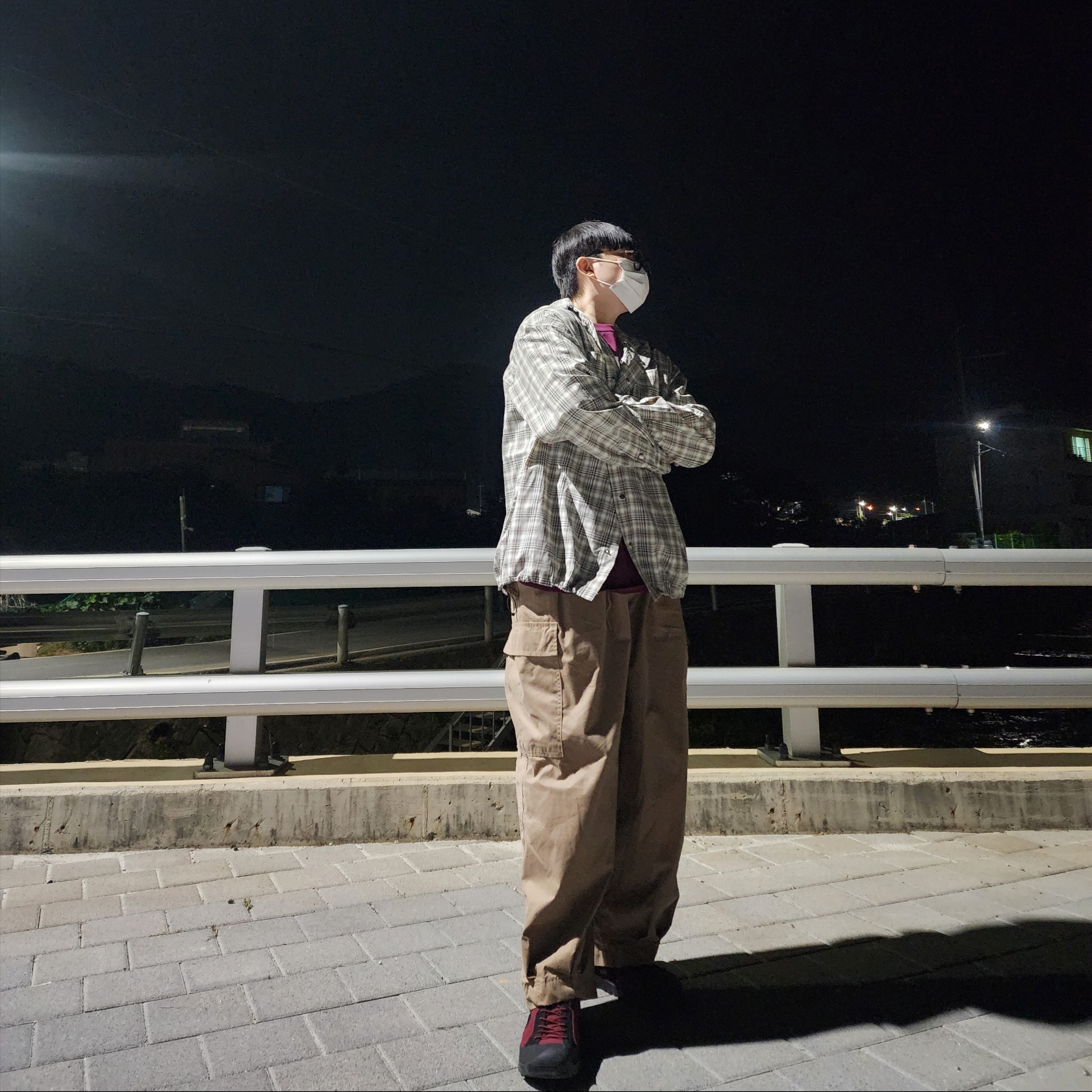 Keen x Hiking Patrol Jasper Rocks SP Sneakers Phantasmal Red, Thrasher Skate Mag T-Shirts Burgendy 착용 스타일 - 4