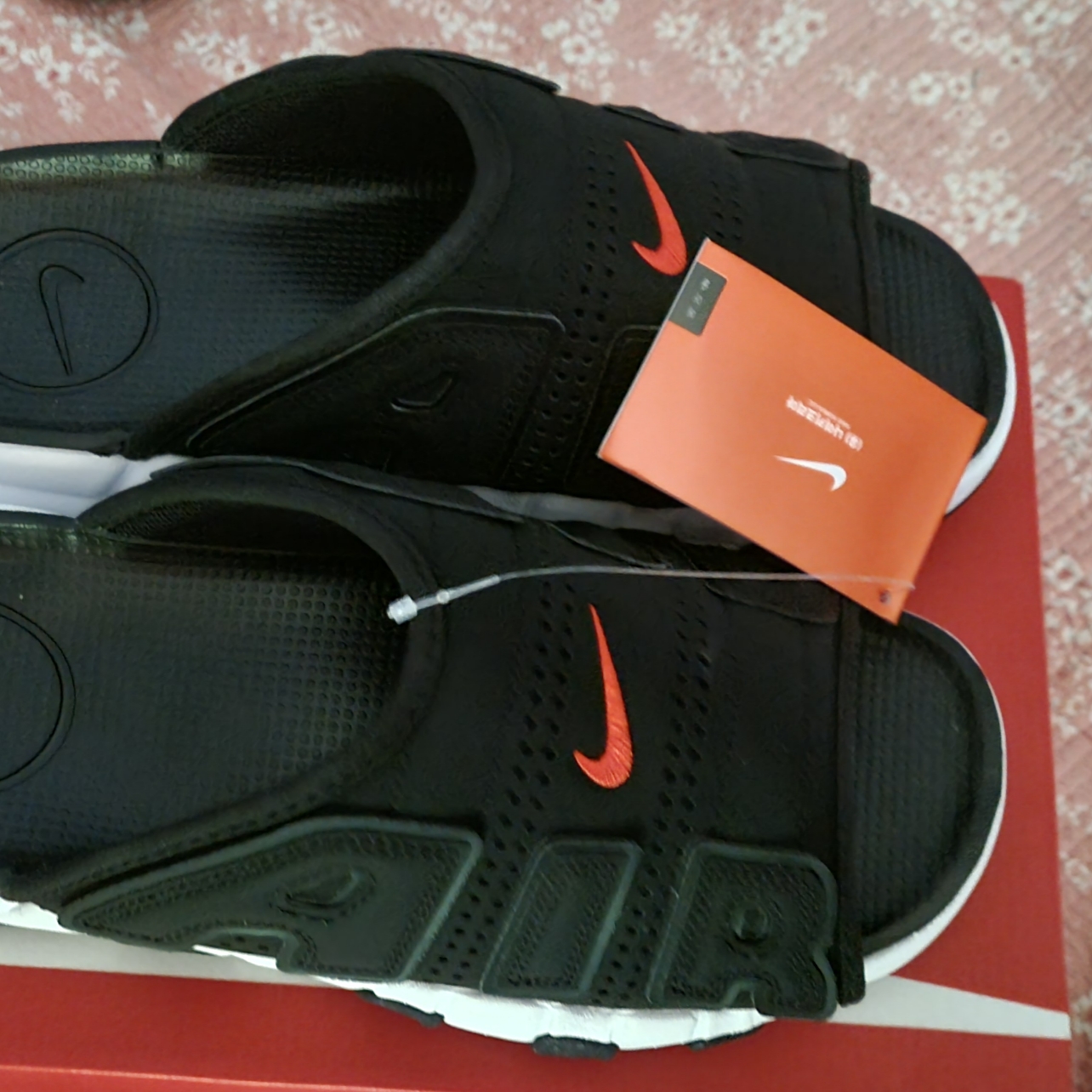 Nike Air More Uptempo Slide Black White 착용 스타일 - 1