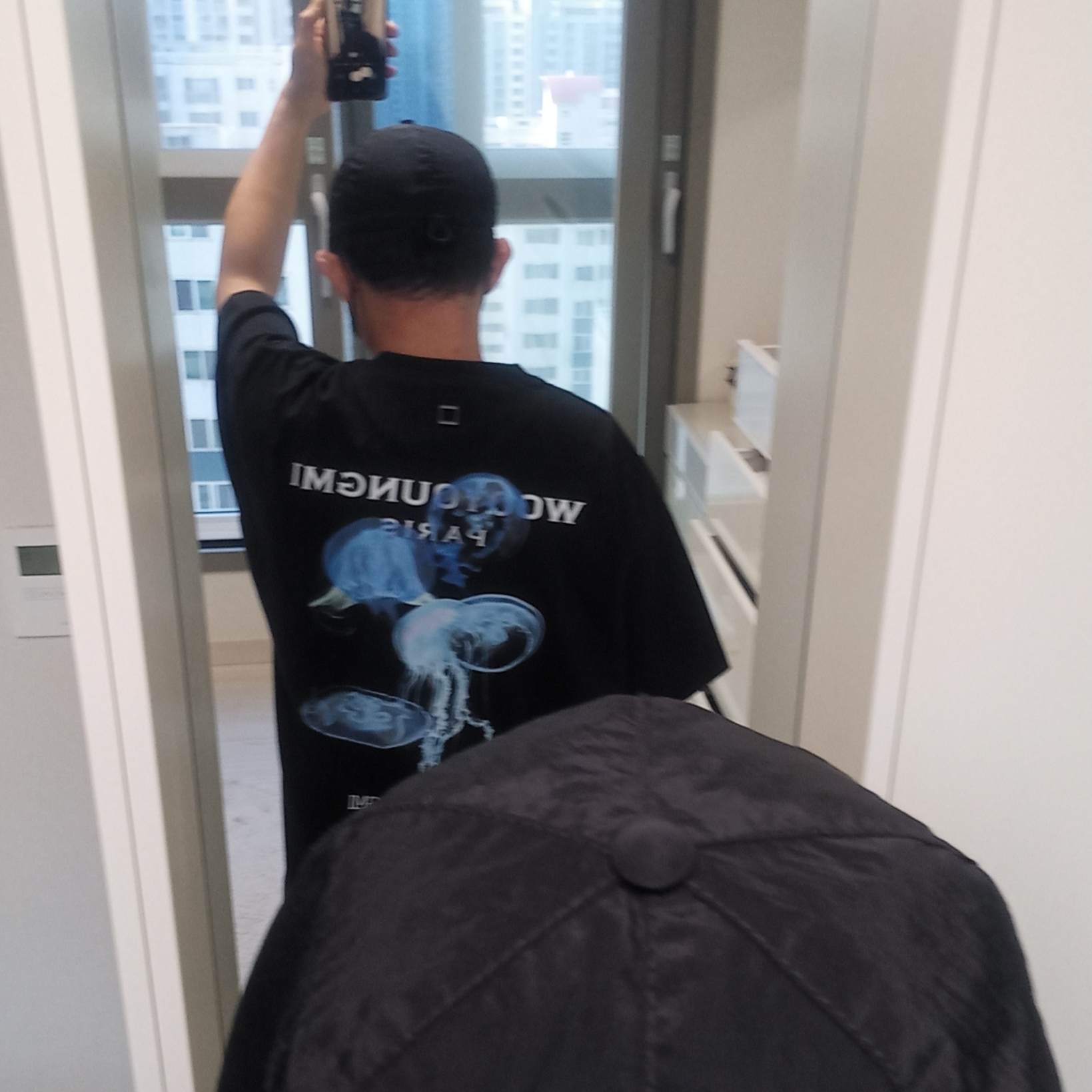 Wooyoungmi Luminous Jellyfish Back Logo T-Shirt Black - 24SS 착용 스타일 - 2