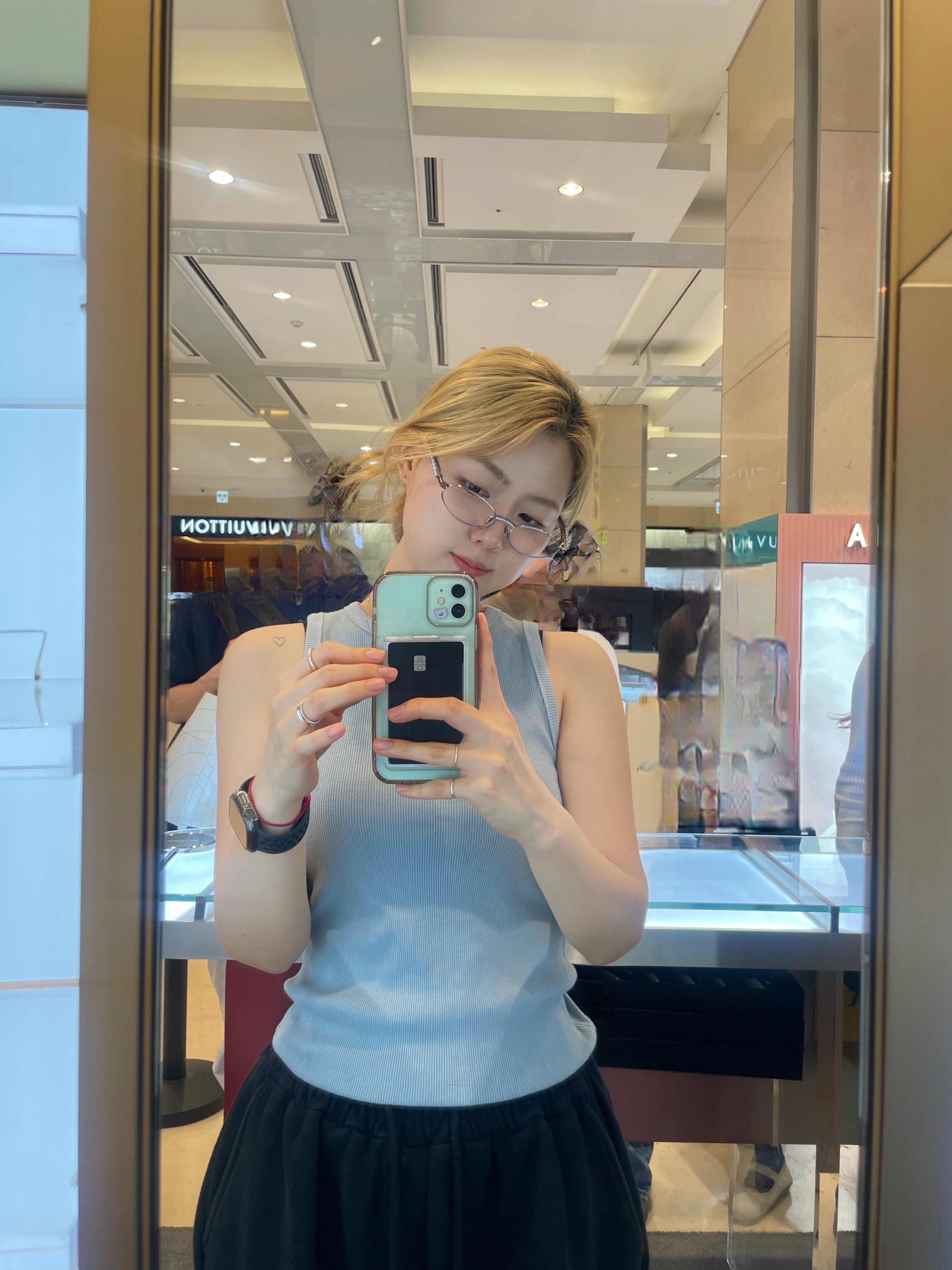 Gentle Monster x Jennie Jentle Salon Barrette 02 Silver Metal Clear 착용 스타일