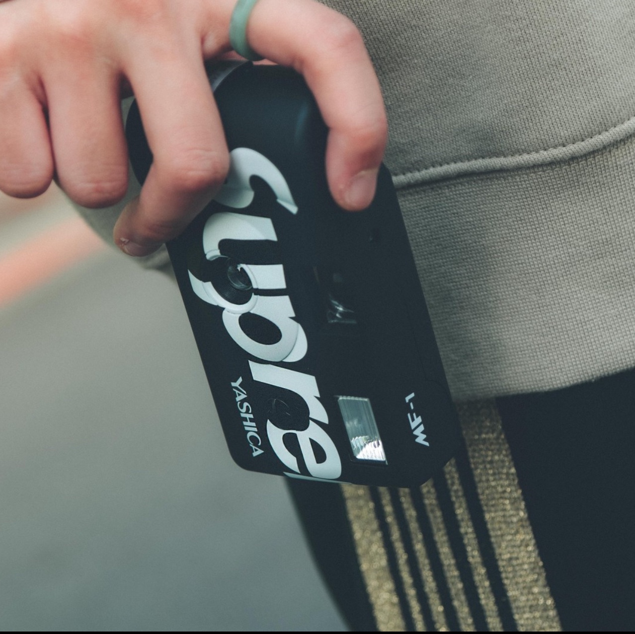 Supreme Yashica MF-1 Camera Black - 21SS 착용 스타일 - 2