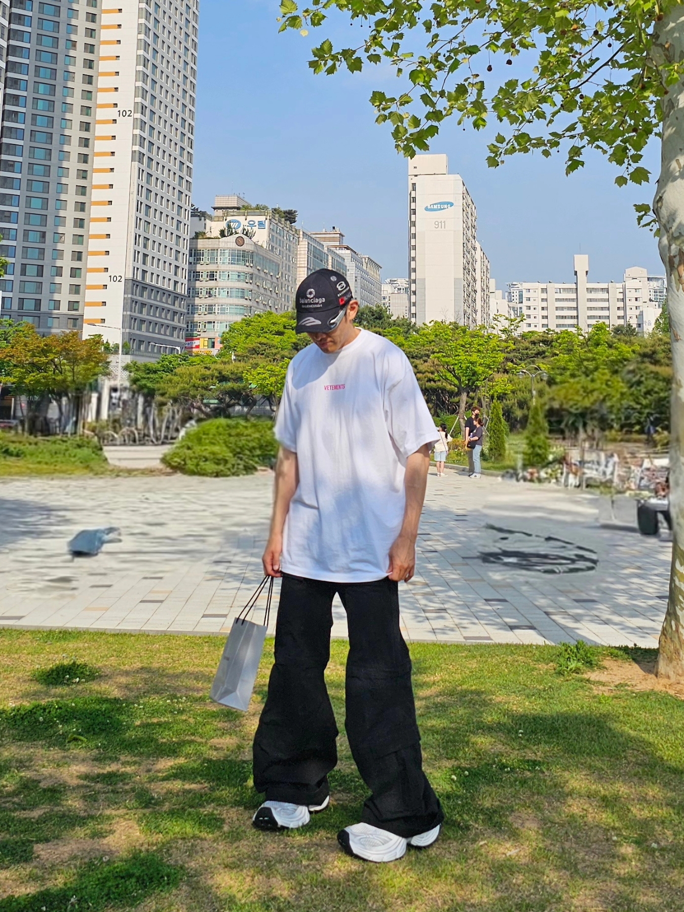 Balenciaga Top League Cap White, Balenciaga Flared Cargo Pants Black 착용 스타일 - 4