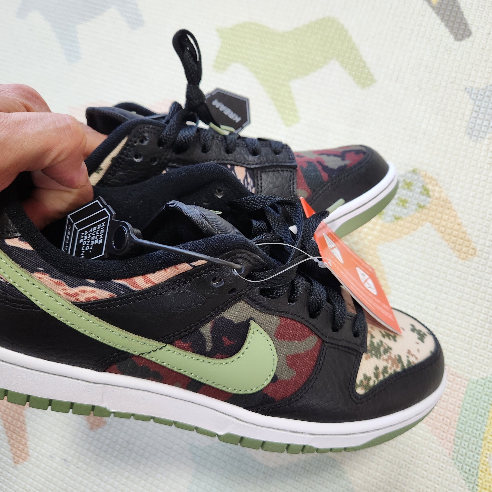 Nike Dunk Low SE Black Multi Camo 착용 스타일 - 2