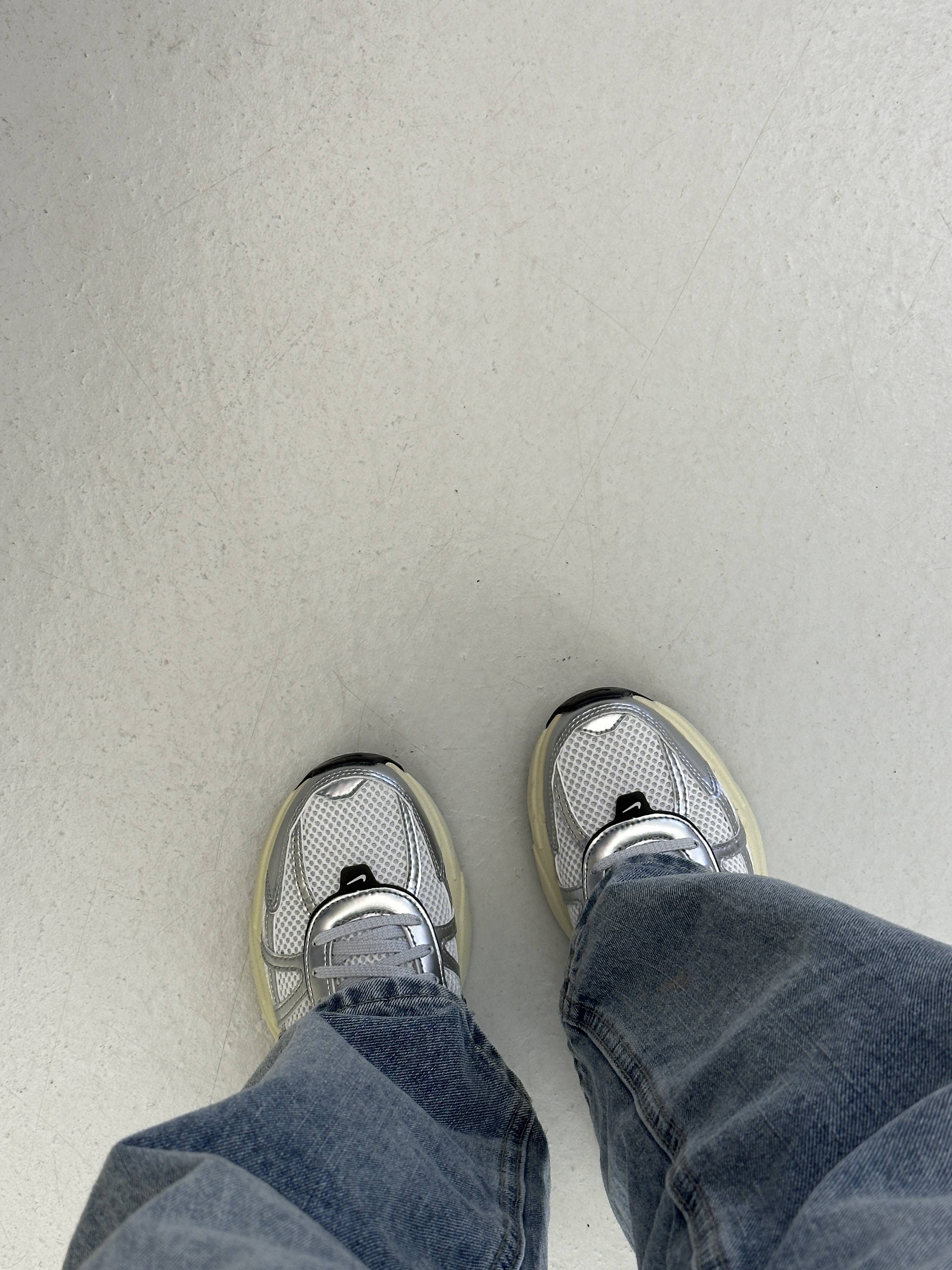 Nike V2K Run Summit White Metallic Silver 착용 스타일 - 1