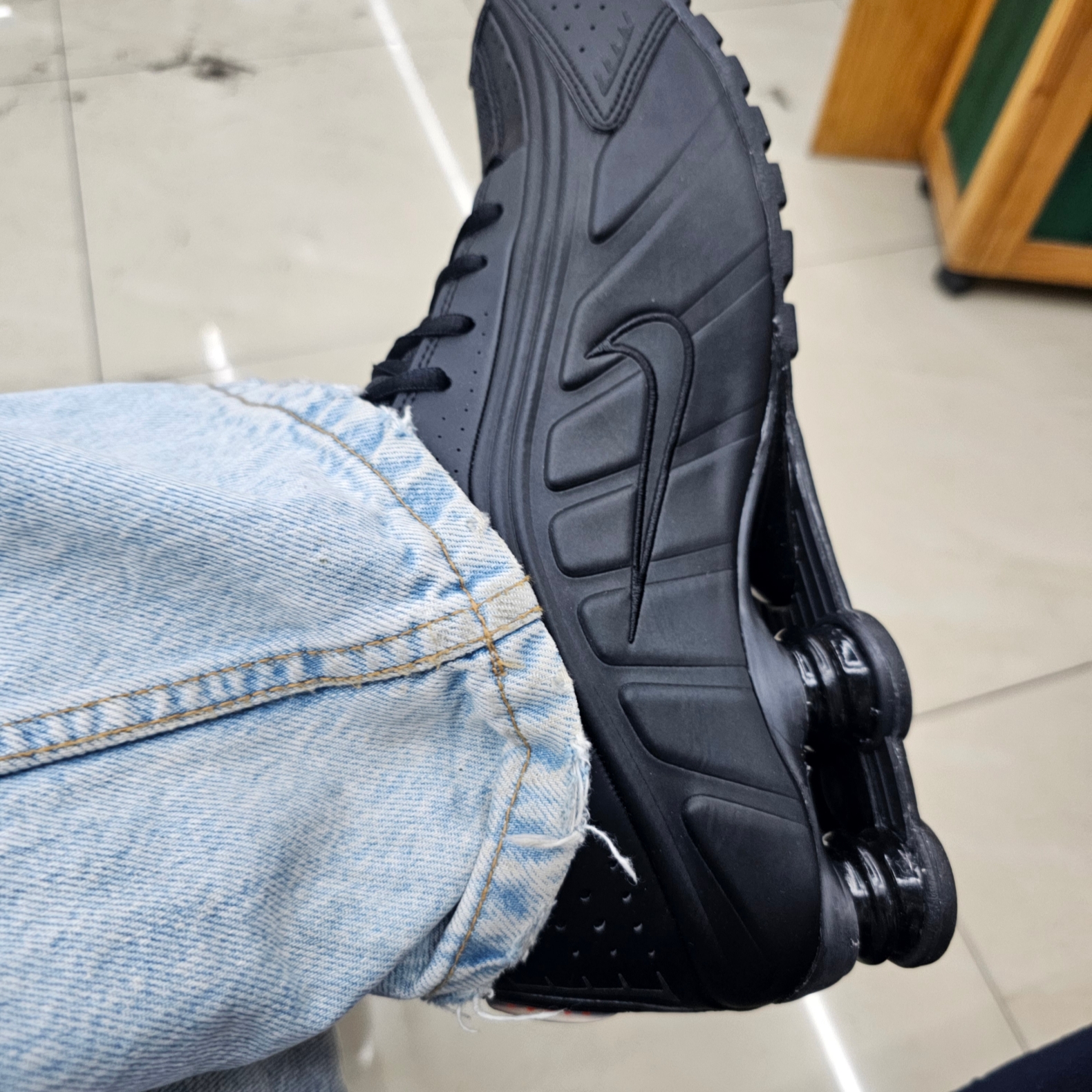 (W) Nike Shox R4 Black 착용 스타일 - 2