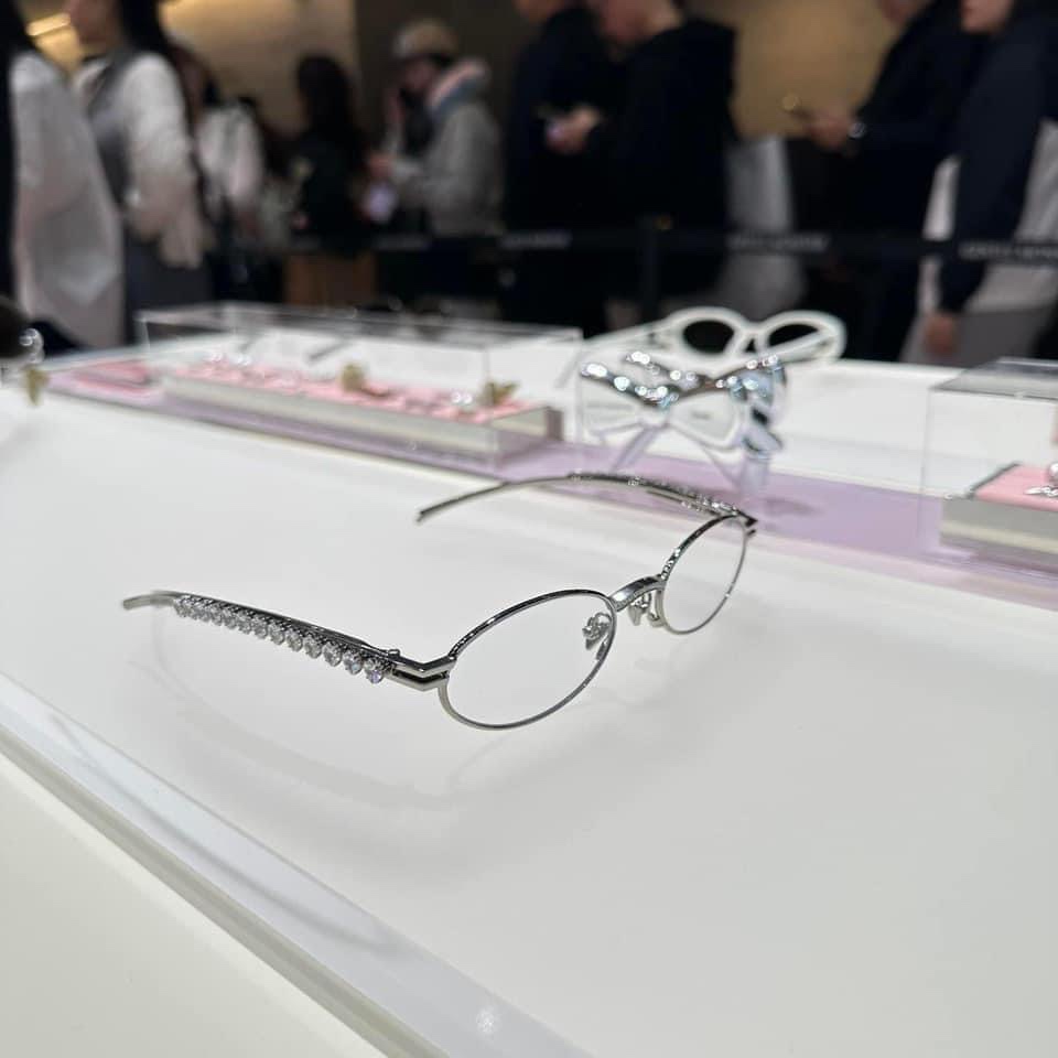 Gentle Monster x Jennie Jentle Salon Barrette 02 Silver Metal Clear 착용 스타일 - 2
