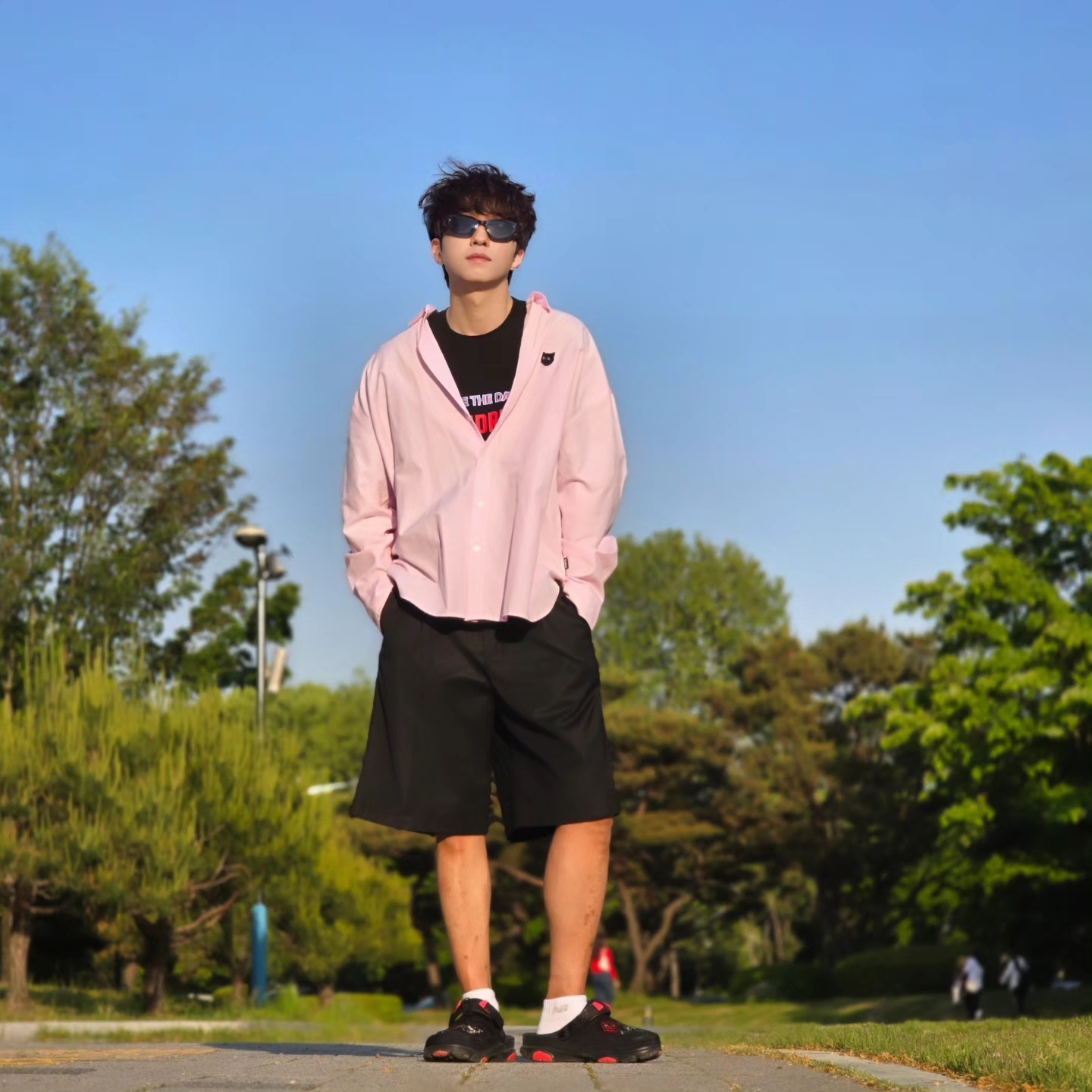 Crocs x Staple Classic All Terrain Clog Black, Millo Archive Minimalist Bermuda Half Pants Pine Green 착용 스타일 - 5