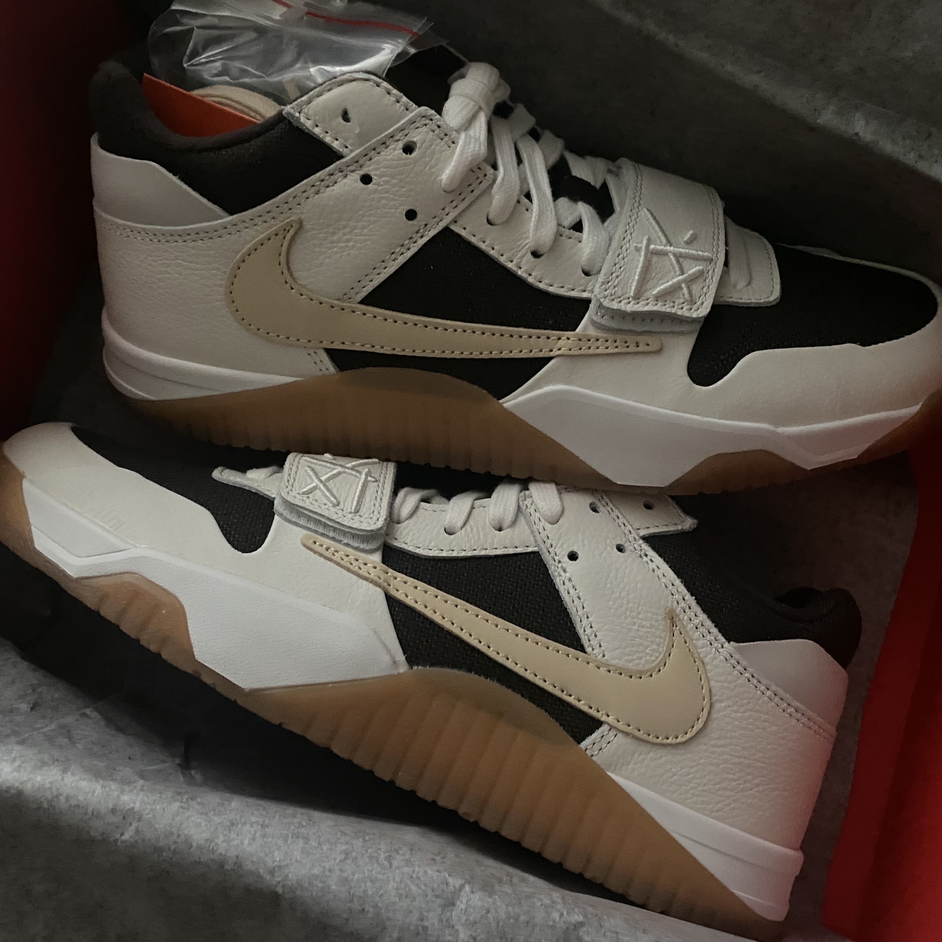 Jordan x Travis Scott Jumpman Jack TR Sail and Dark Mocha 착용 스타일