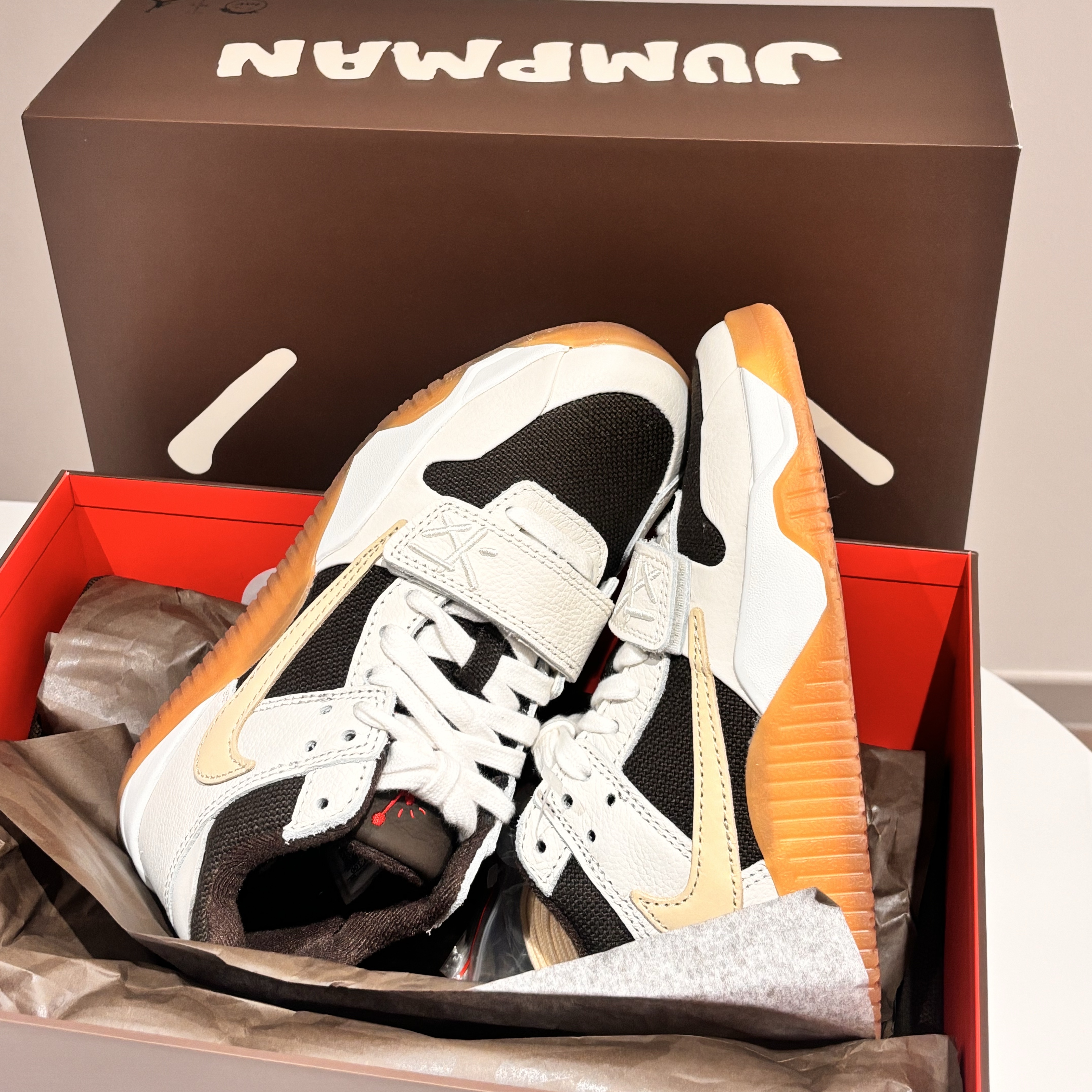Jordan x Travis Scott Jumpman Jack TR Sail and Dark Mocha 착용 스타일 - 1