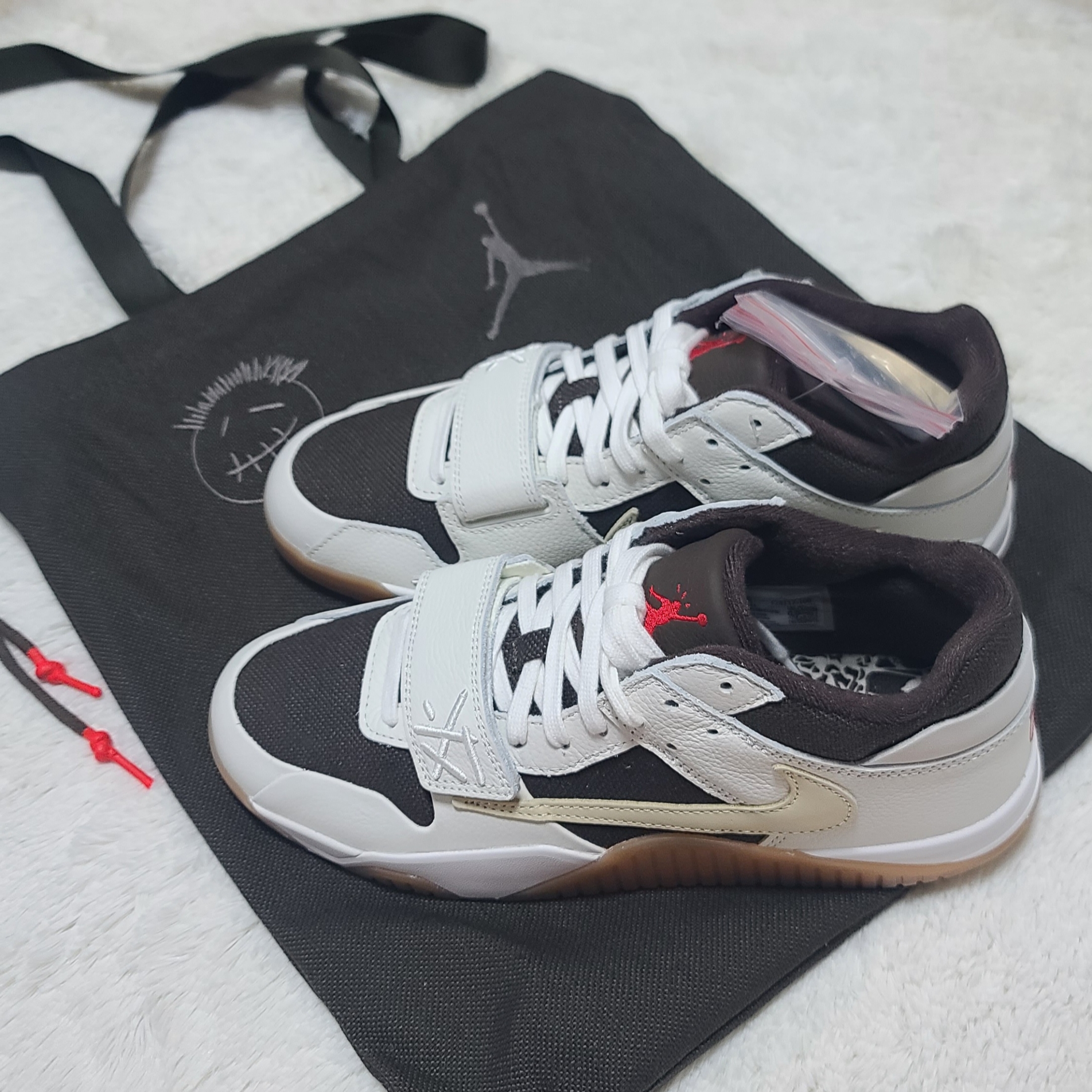 Jordan x Travis Scott Jumpman Jack TR Sail and Dark Mocha 착용 스타일 - 1