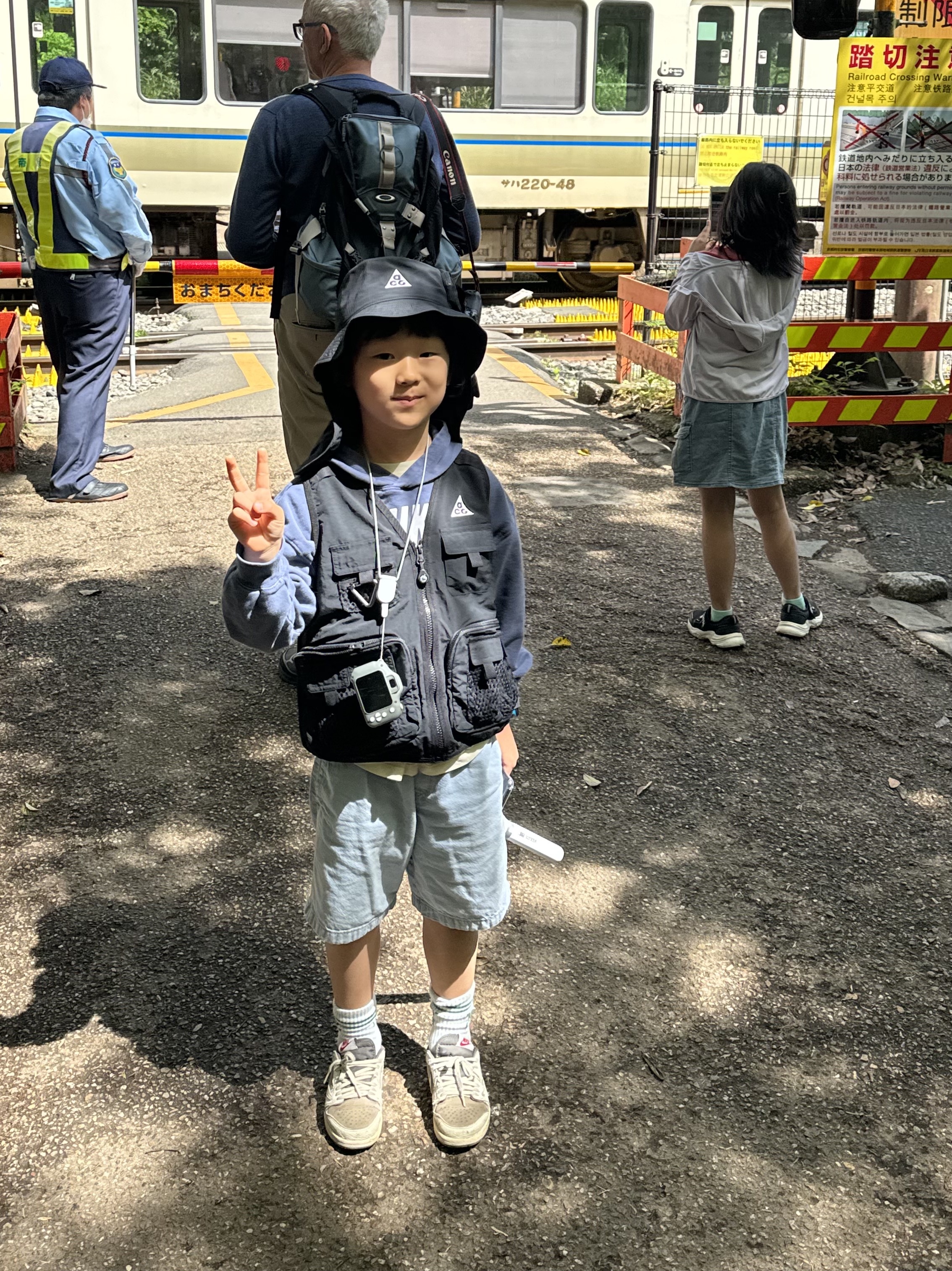 (Kids) Nike ACG Utility Vest Black, (PS) Jordan 1 x Travis Scott Retro Low OG SP Sail and Ridgerock 착용 스타일 - 1