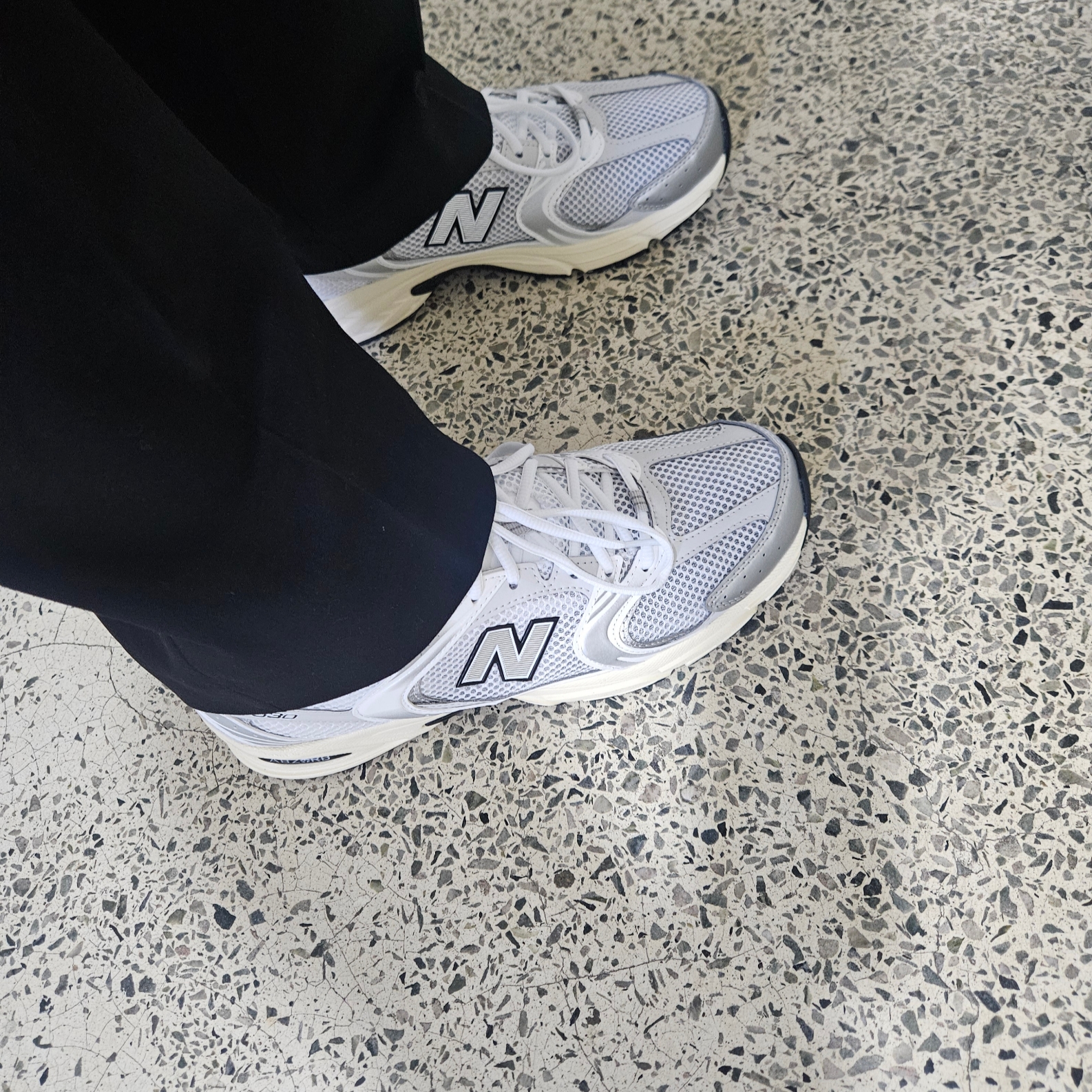 New Balance 530 Silver Cream 착용 스타일