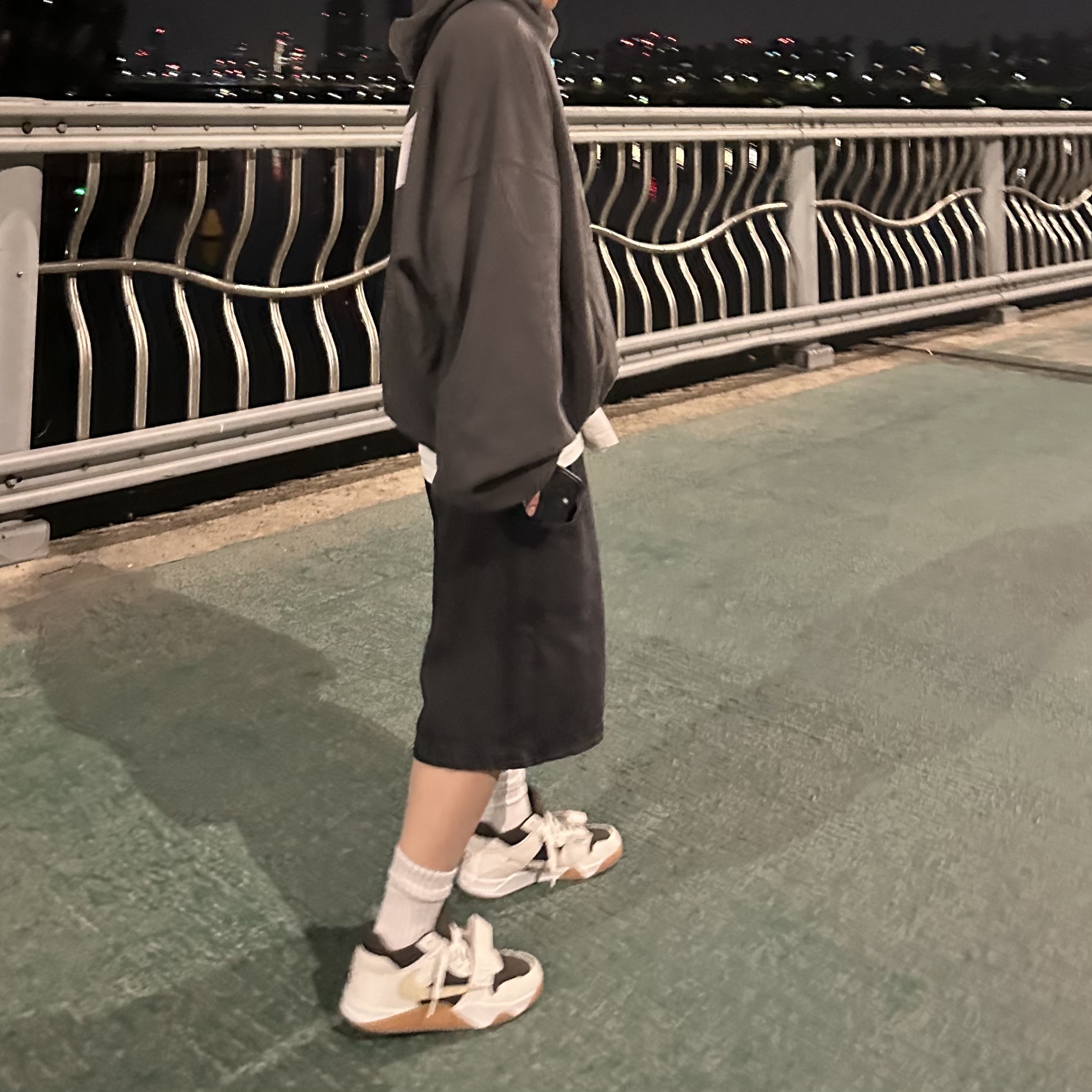 Jordan x Travis Scott Jumpman Jack TR Sail and Dark Mocha, Yeezy Gap Engineered By Balenciaga Dove Hoodie Black 착용 스타일 - 1