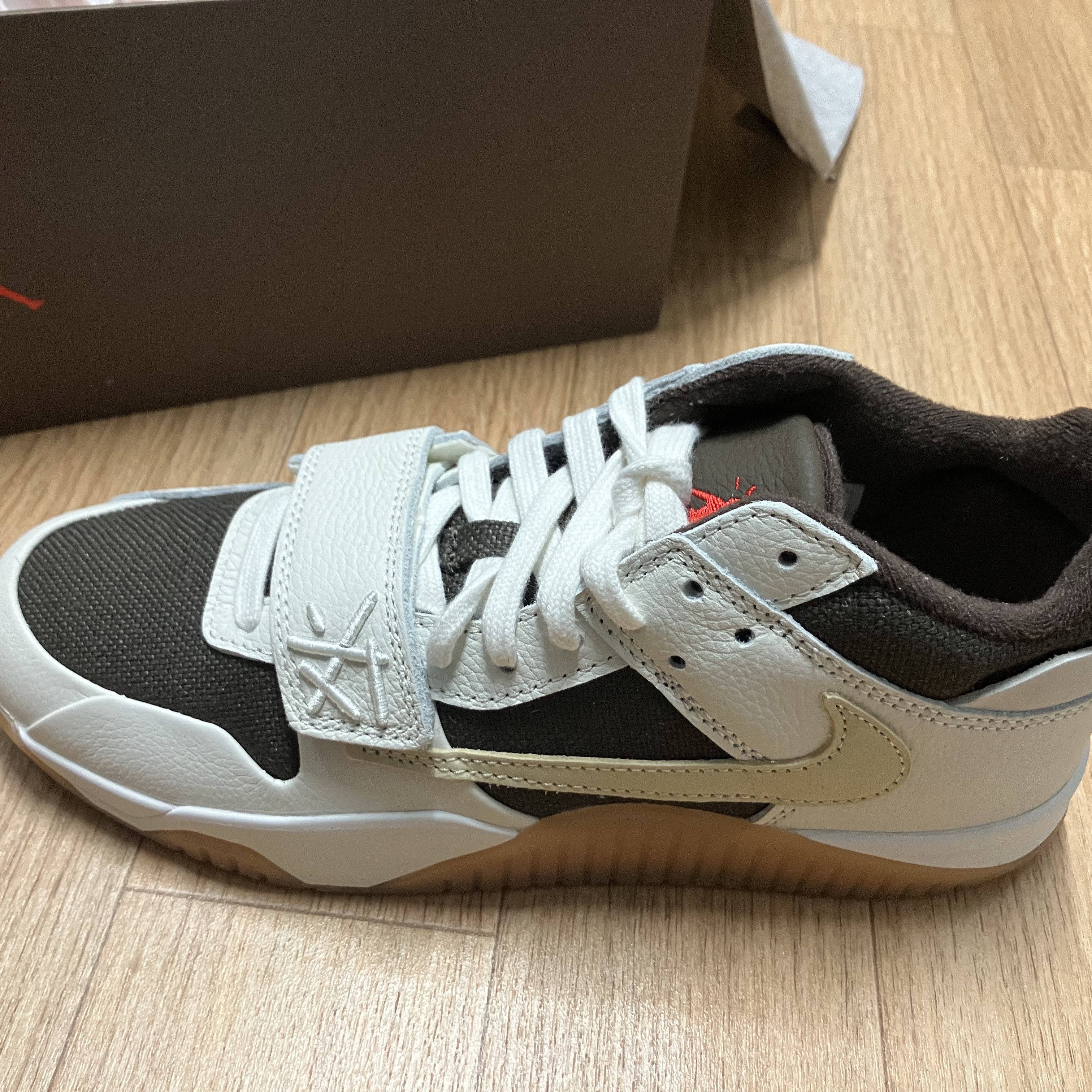 Jordan x Travis Scott Jumpman Jack TR Sail and Dark Mocha 착용 스타일 - 6