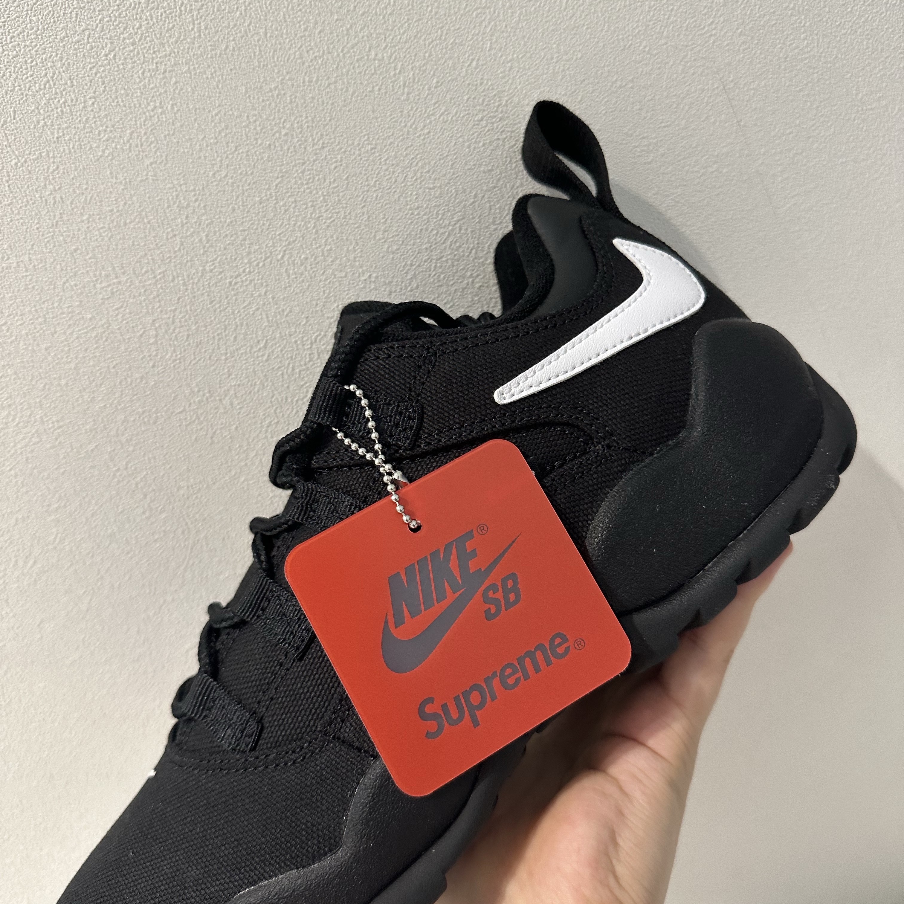Nike x Supreme SB Darwin Low Black 착용 스타일 - 1