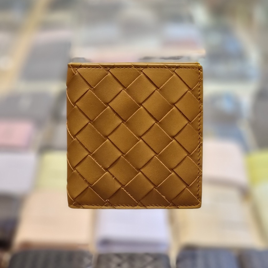 Bottega Veneta Intrecciato Slim Bi-Fold Wallet Acorn, Bottega Veneta Bi-Fold Wallet Parakeet 착용 스타일 - 5