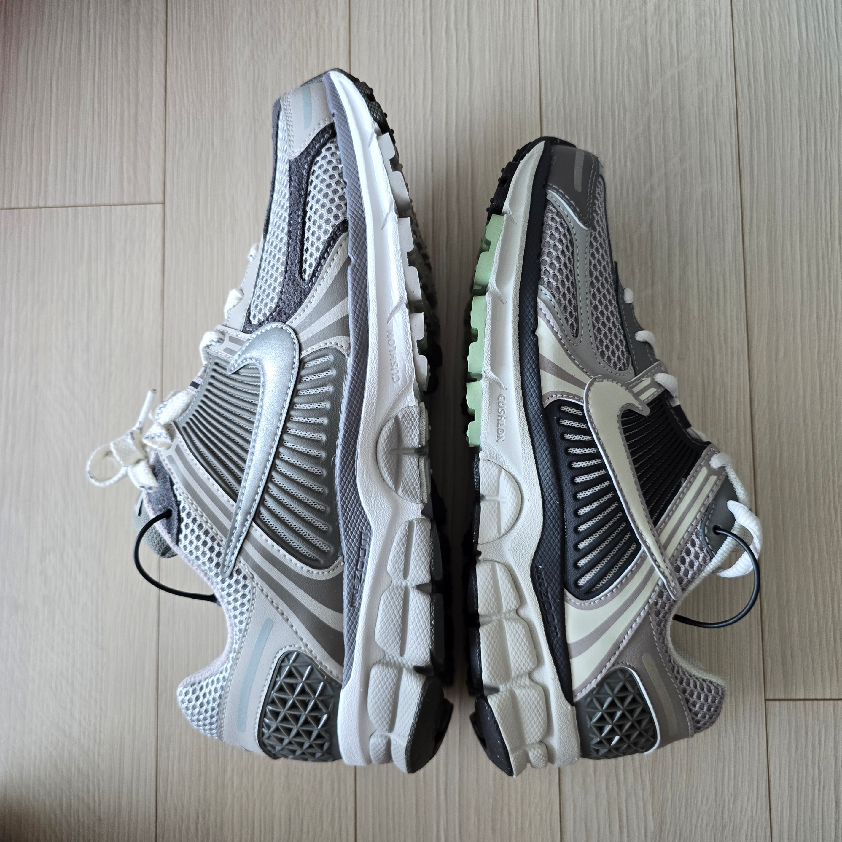 (W) Nike Zoom Vomero 5 Cobblestone and Flat Pewter, Nike Zoom Vomero 5 PRM Light Iron Ore and Flat Fewter 착용 스타일 - 4