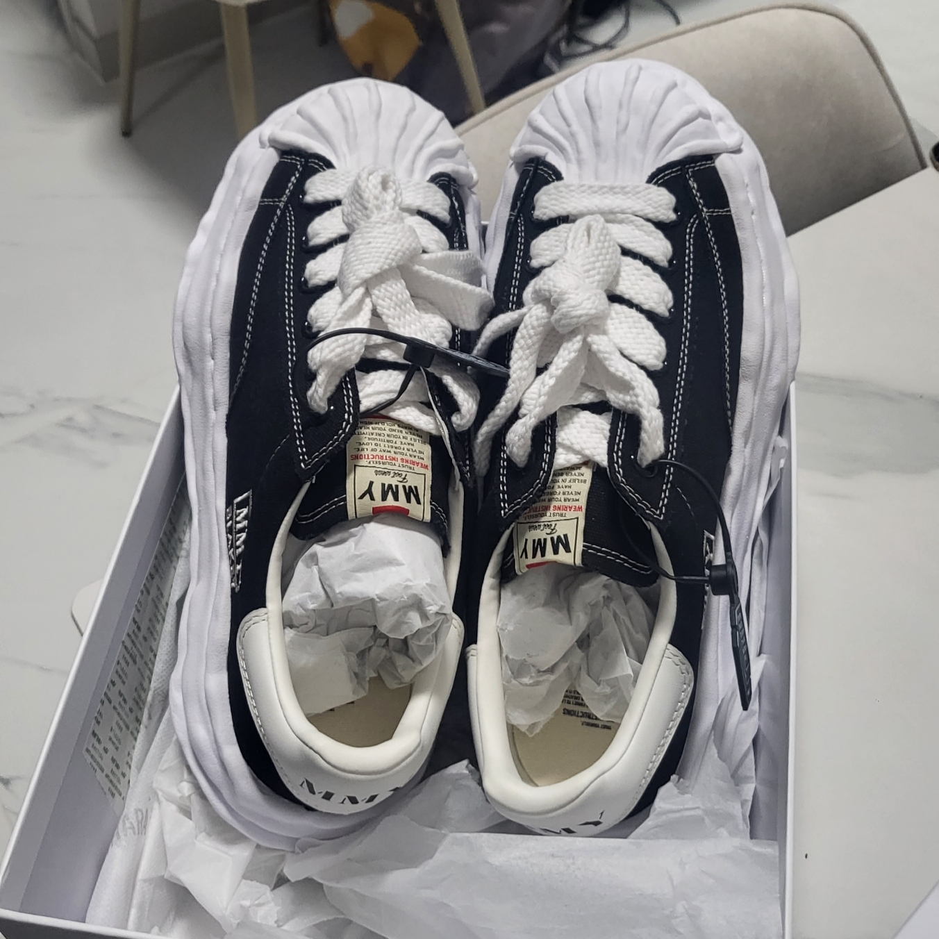Maison Mihara Yasuhiro Blakey OG Sole Canvas Low-top Sneakers Black White 착용 스타일 - 1