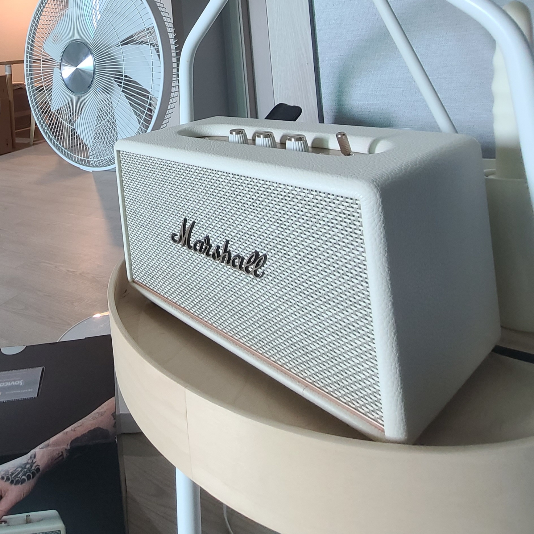 Marshall Acton III Bluetooth Cream (Korean Ver.) 착용 스타일