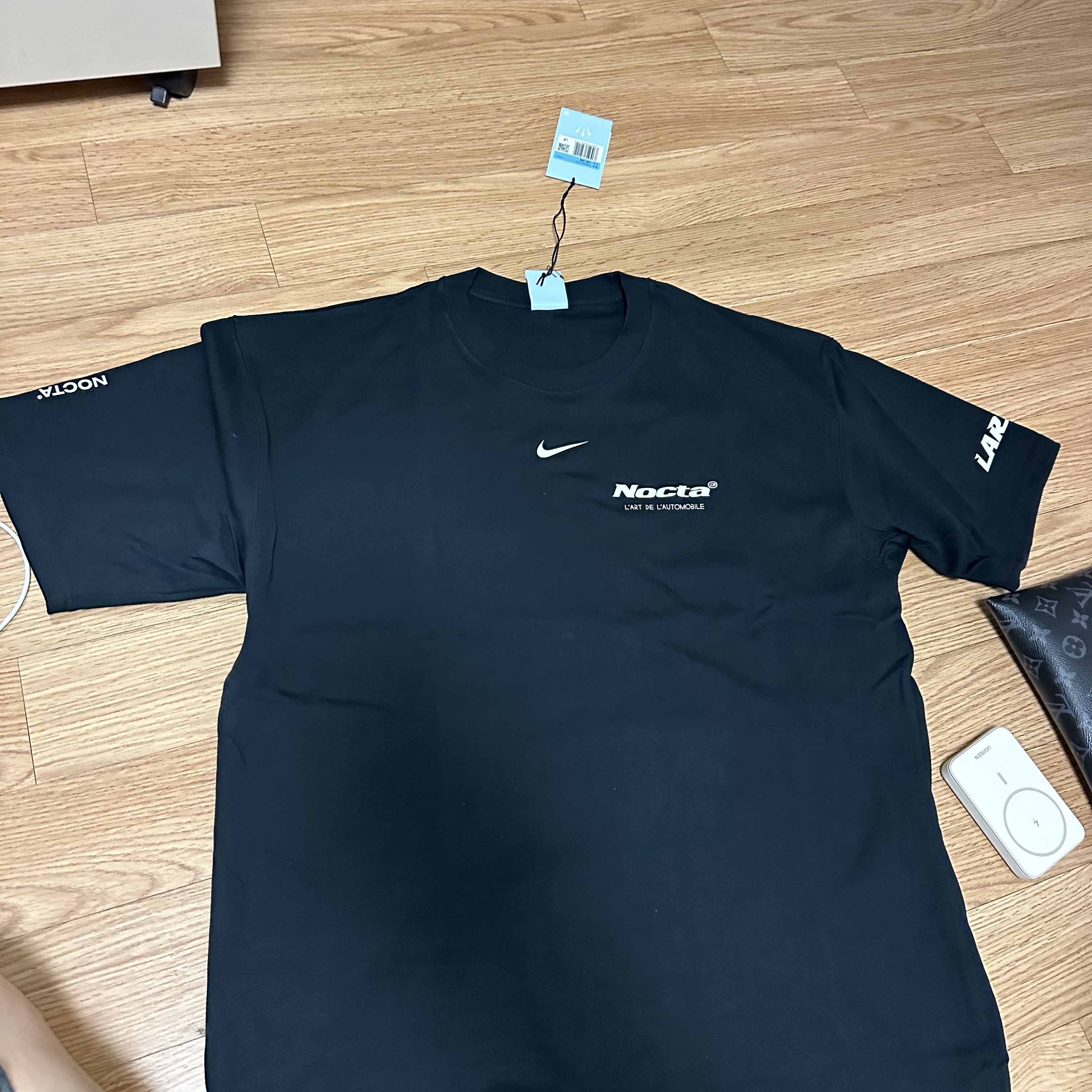 Nike x Drake Nocta x Kar L'Art De L'Automobile Burrow T-Shirt Black (FD2205-010) 착용 스타일 - 1