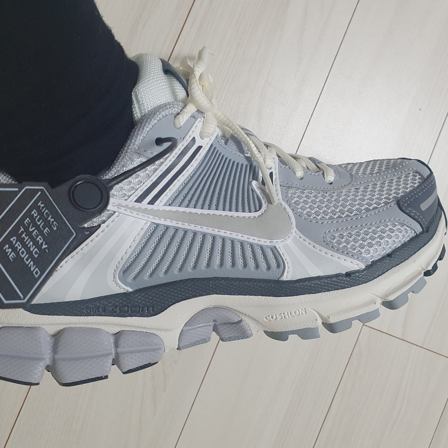 (W) Nike Zoom Vomero 5 Pure Platinum Metallic Silver 착용 스타일 - 1