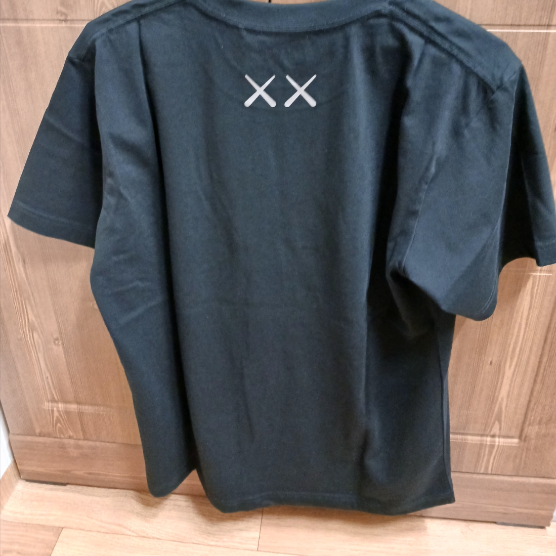 Uniqlo UT x Kaws Short Sleeve Graphic T-Shirt Black 착용 스타일 - 3