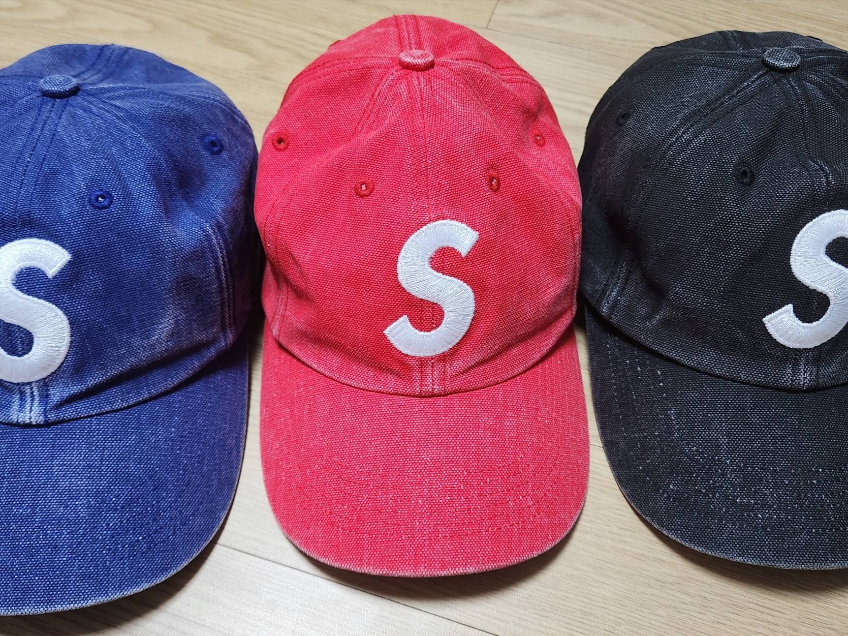 Supreme Pigment Canvas S Logo 6-Panel Navy - 23SS, Supreme Pigment Canvas S Logo 6-Panel Red - 23SS 착용 스타일 - 1