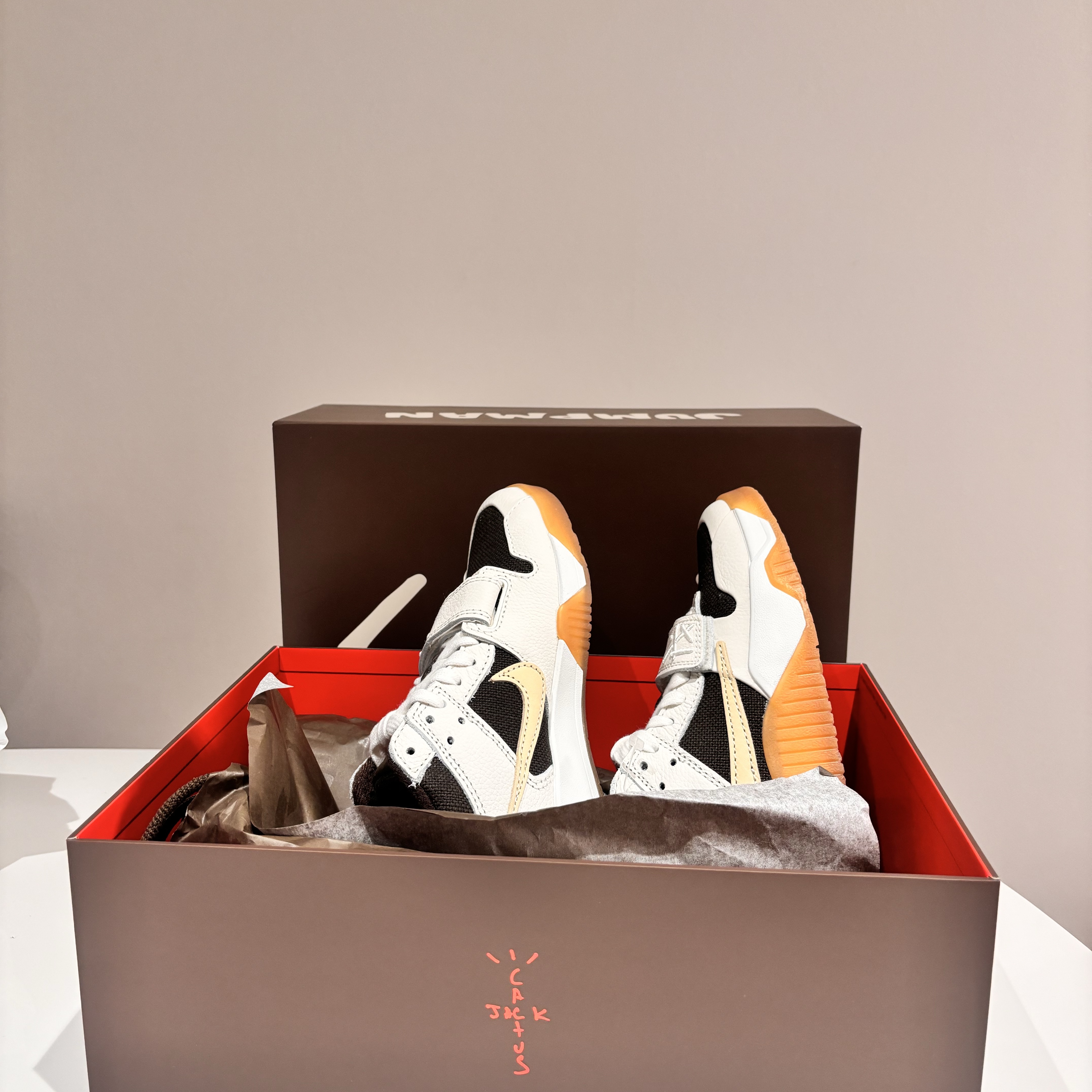 Jordan x Travis Scott Jumpman Jack TR Sail and Dark Mocha 착용 스타일 - 2