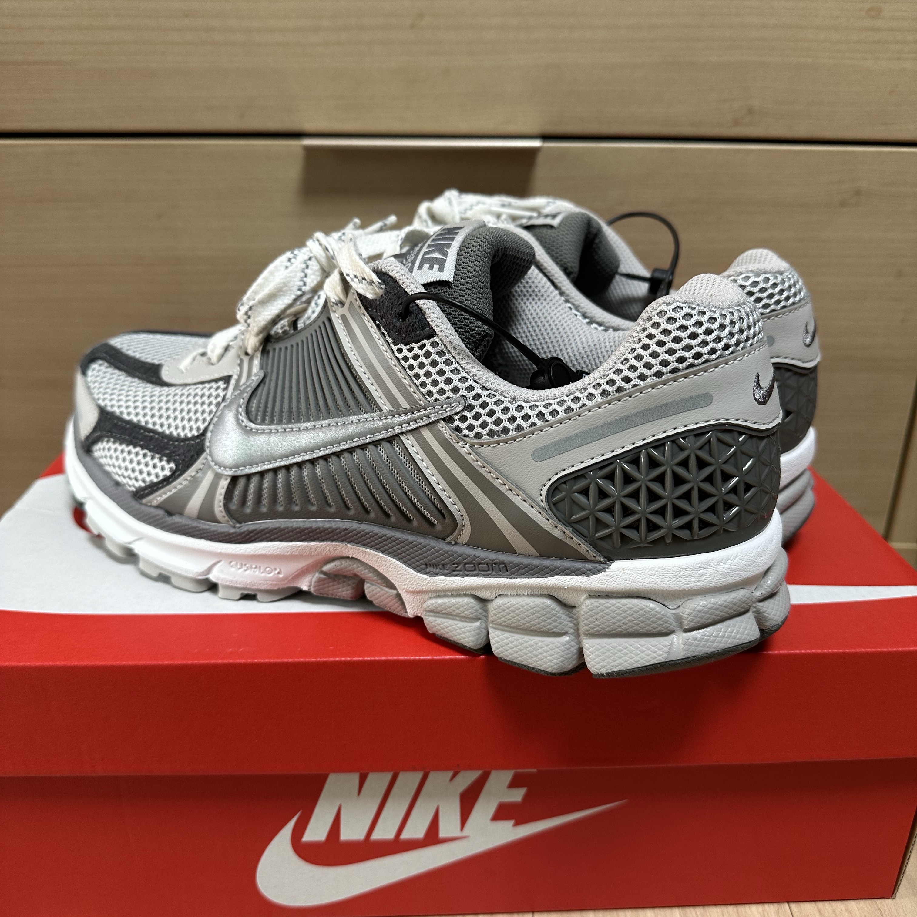 Nike Zoom Vomero 5 PRM Light Iron Ore and Flat Fewter 착용 스타일