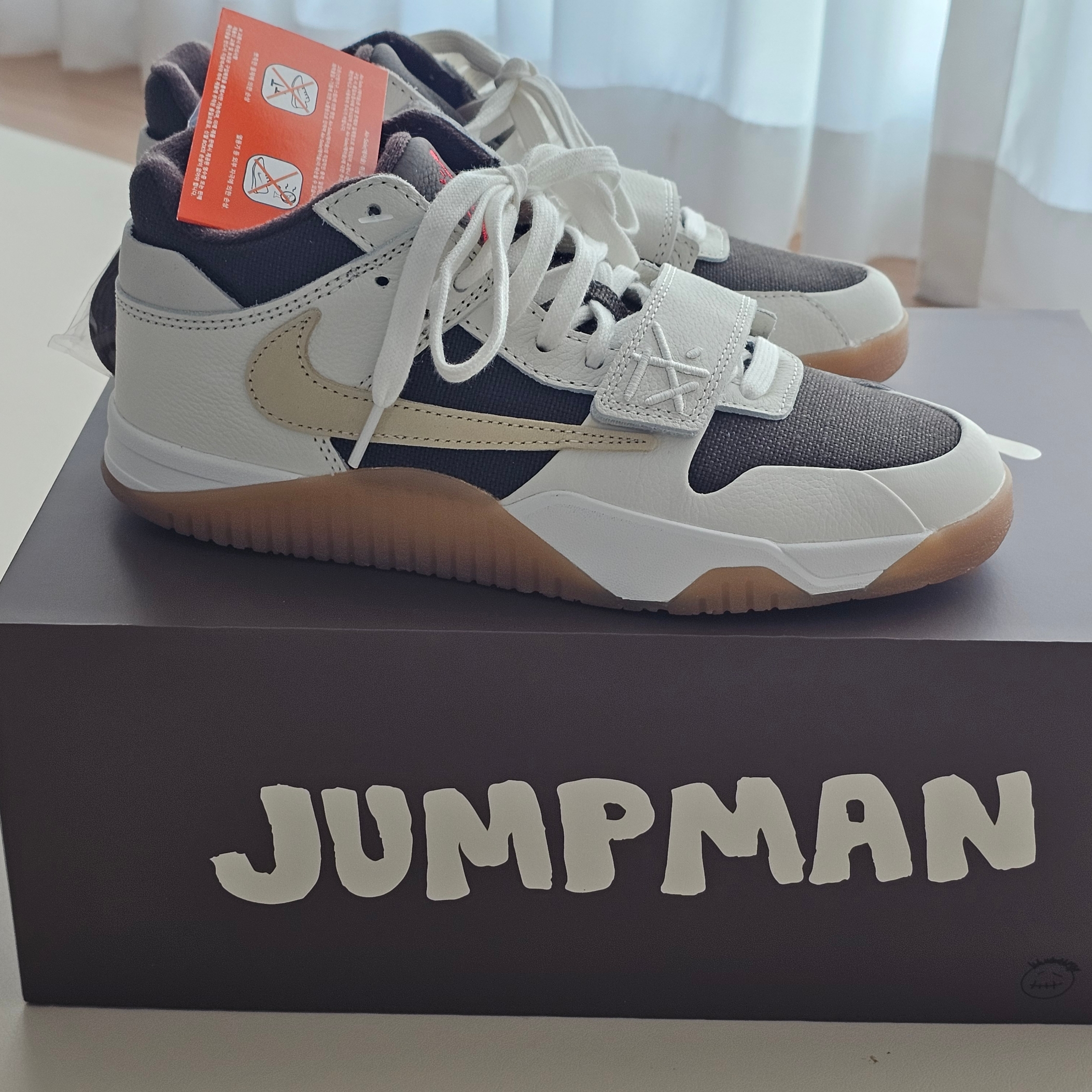 Jordan x Travis Scott Jumpman Jack TR Sail and Dark Mocha 착용 스타일 - 1