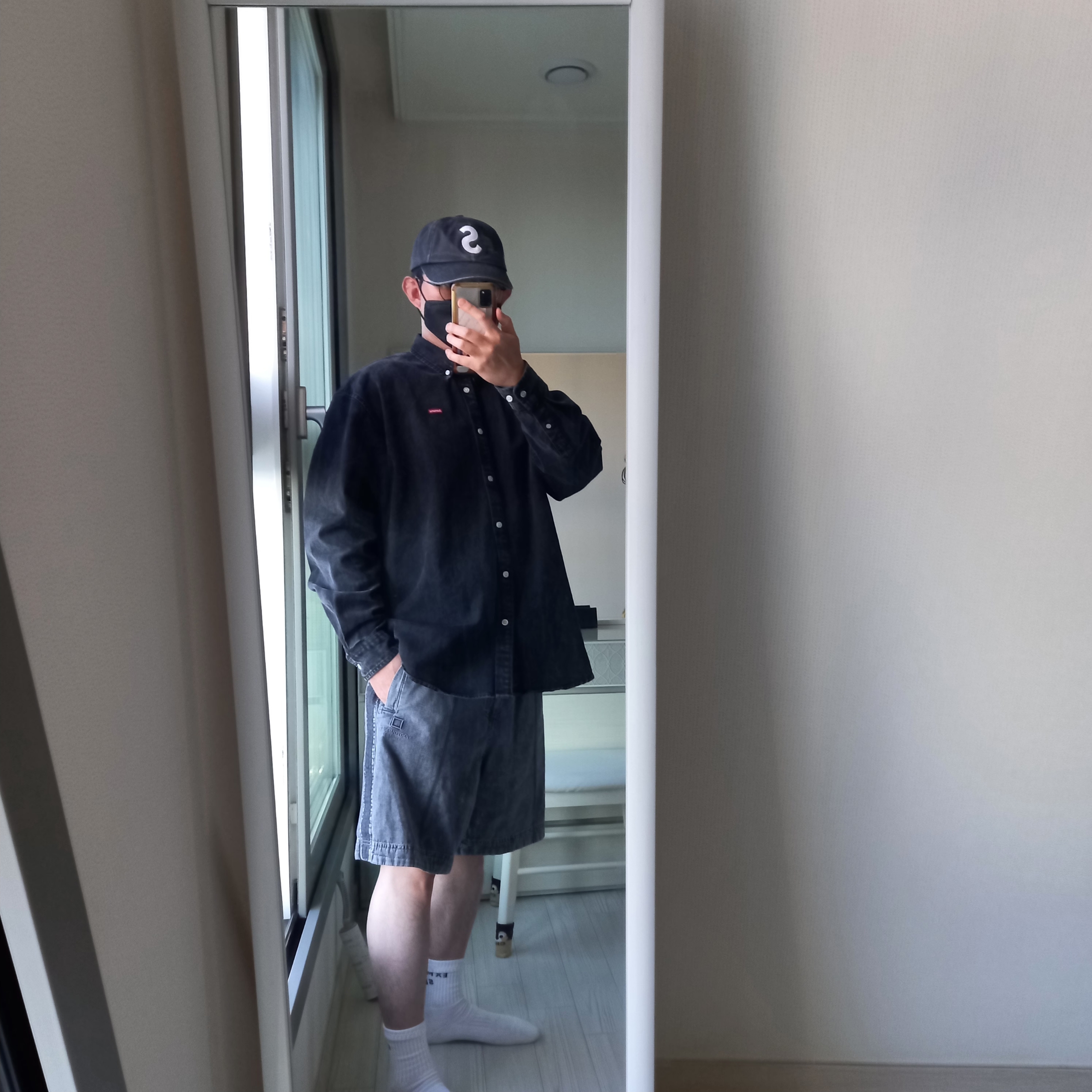 Supreme Pigment Canvas S Logo 6-Panel Black - 23SS, Supreme Small Box Shirt Washed Black - 24SS 착용 스타일 - 1