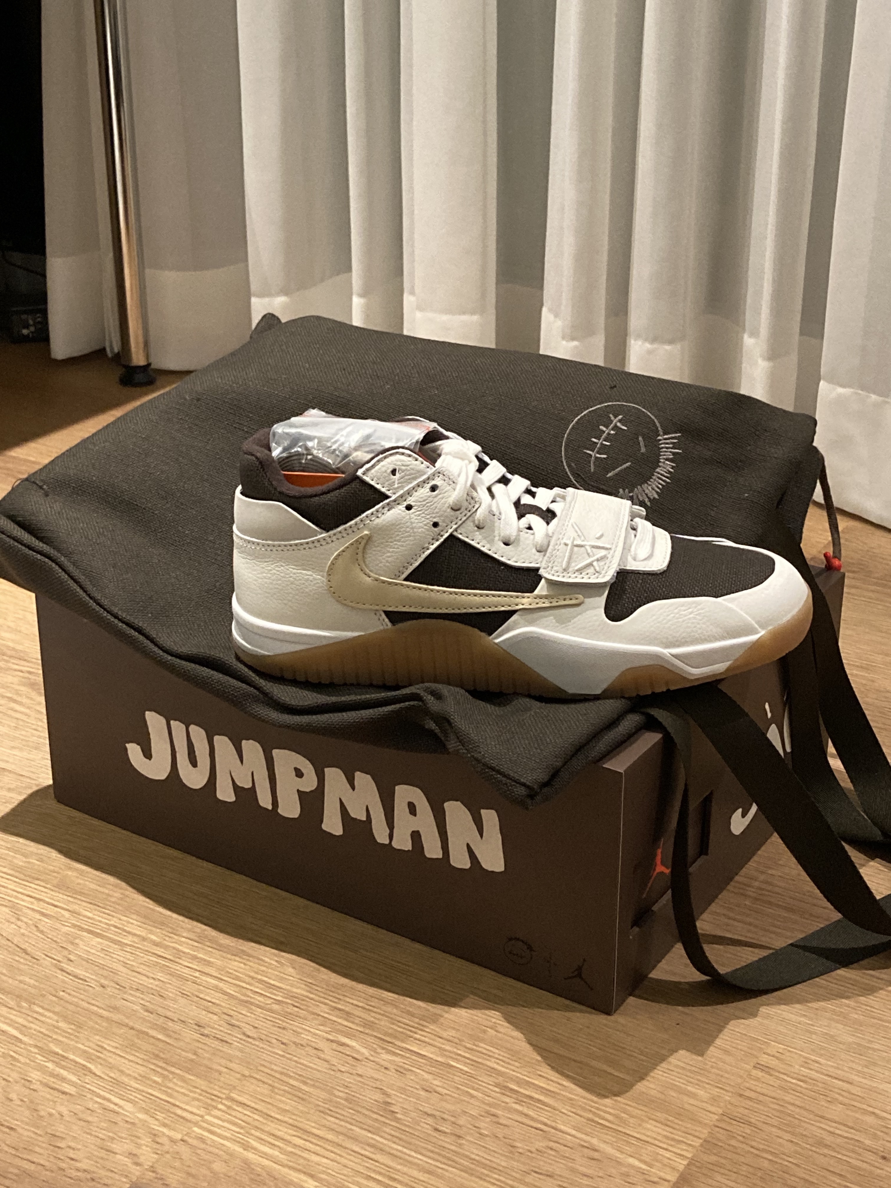 Jordan x Travis Scott Jumpman Jack TR Sail and Dark Mocha 착용 스타일 - 1